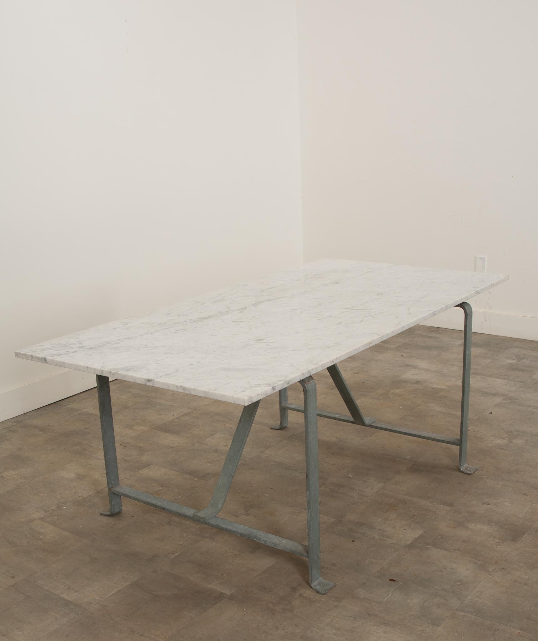Table de salle à manger vintage en fer et marbre blanc Bon état - En vente à Baton Rouge, LA