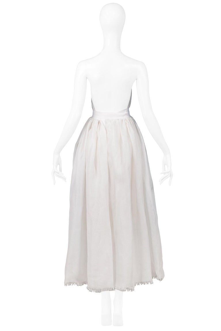 whose innovation is the silk gazar dress Silk gazar is a fabric that radiates elegance with every movement. Its  light yet structured nature creates an ethereal feeling, as if it were  floating in the air. Perfect for designs that