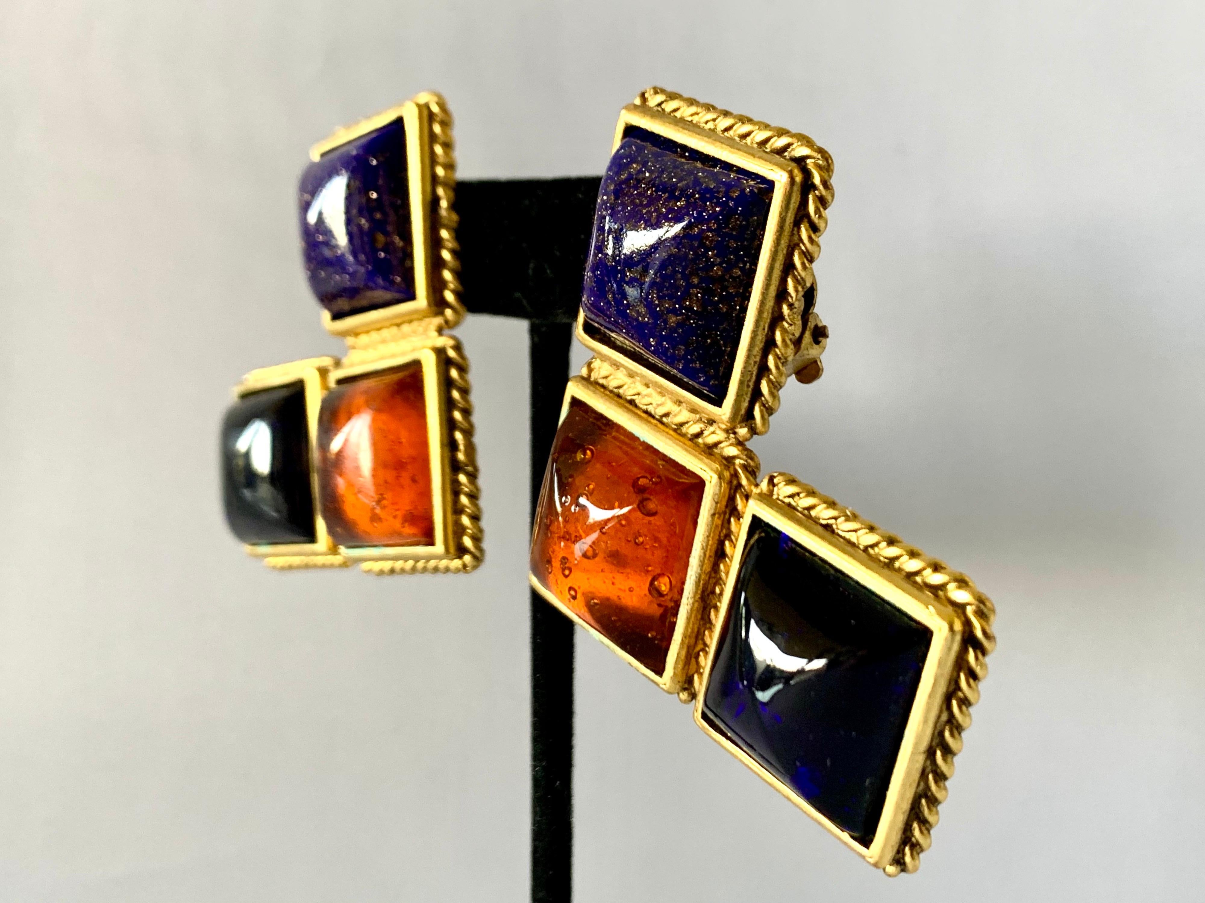 Boucles d'oreilles vintage à clip d'Isabel Canovas - composées de métal doré, les boucles d'oreilles présentent un motif orné qui est accentué par trois cabochons en verre coulé 