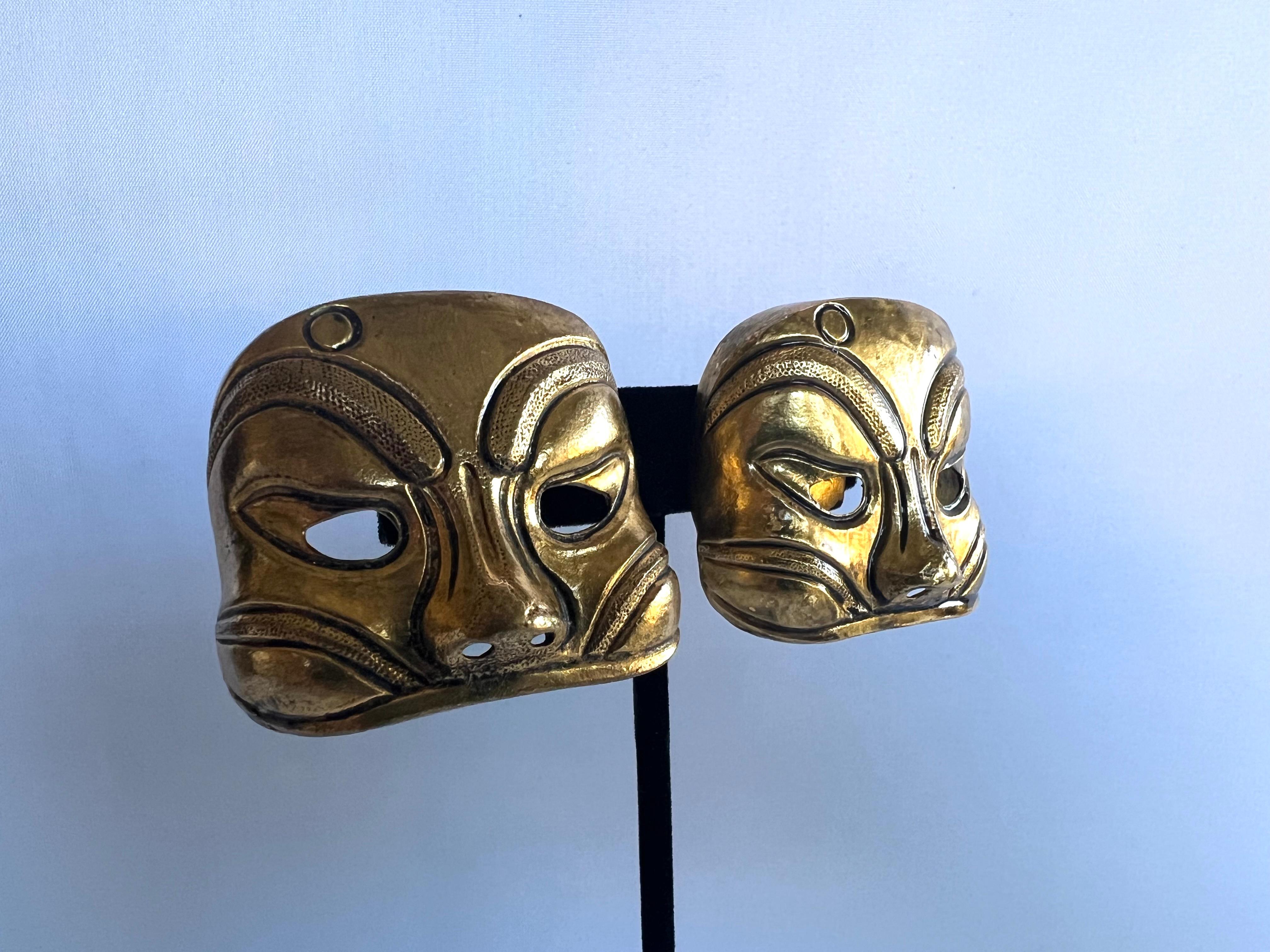 Boucles d'oreilles vintage Isabel Canovas Paris avec masque en métal doré.

Le collier assorti est sur une liste séparée.