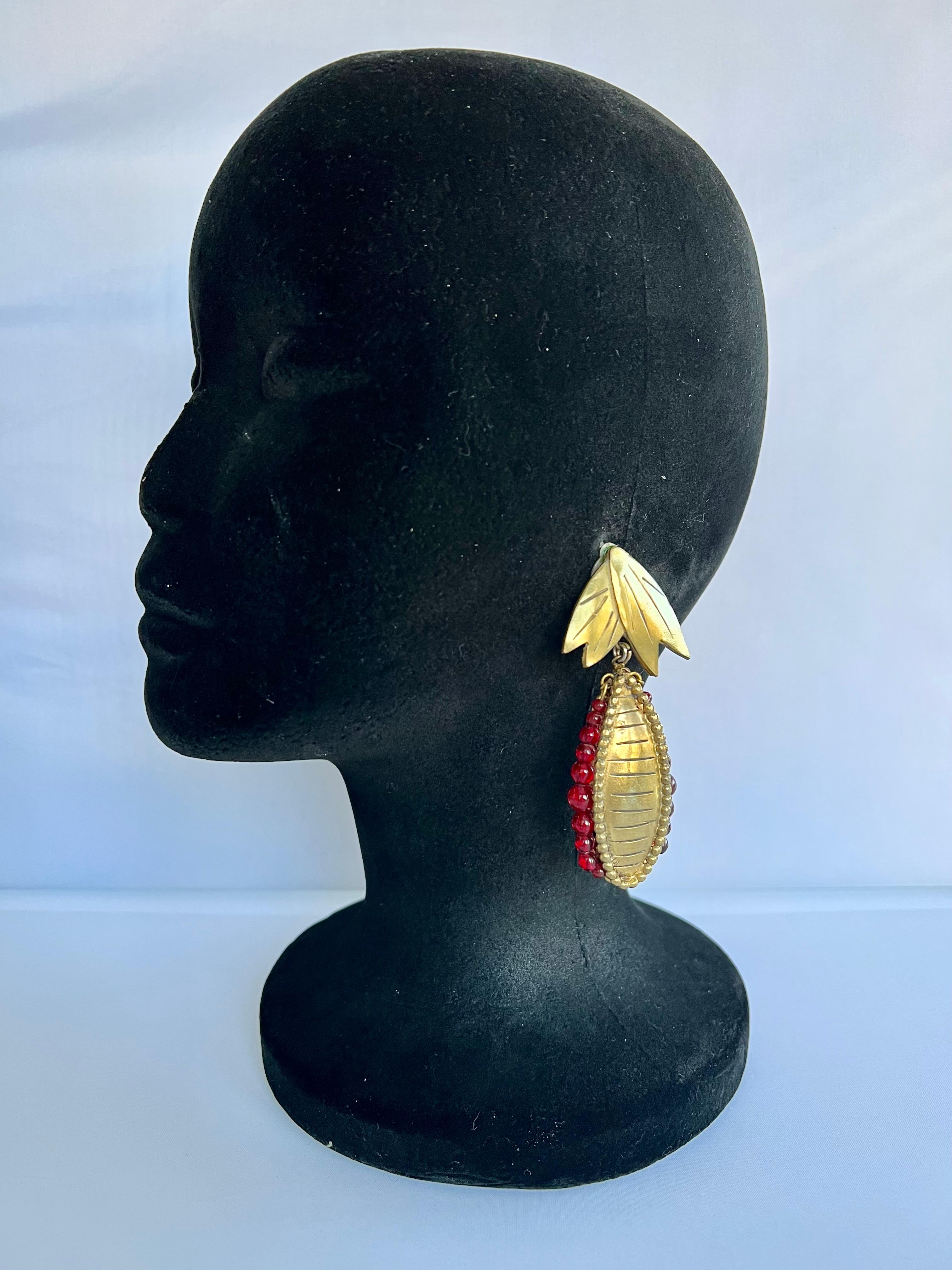 Boucles d'oreilles vintage Isabel Canovas, Paris en métal doré orné de perles en verre rouge de la Maison Gripoix.