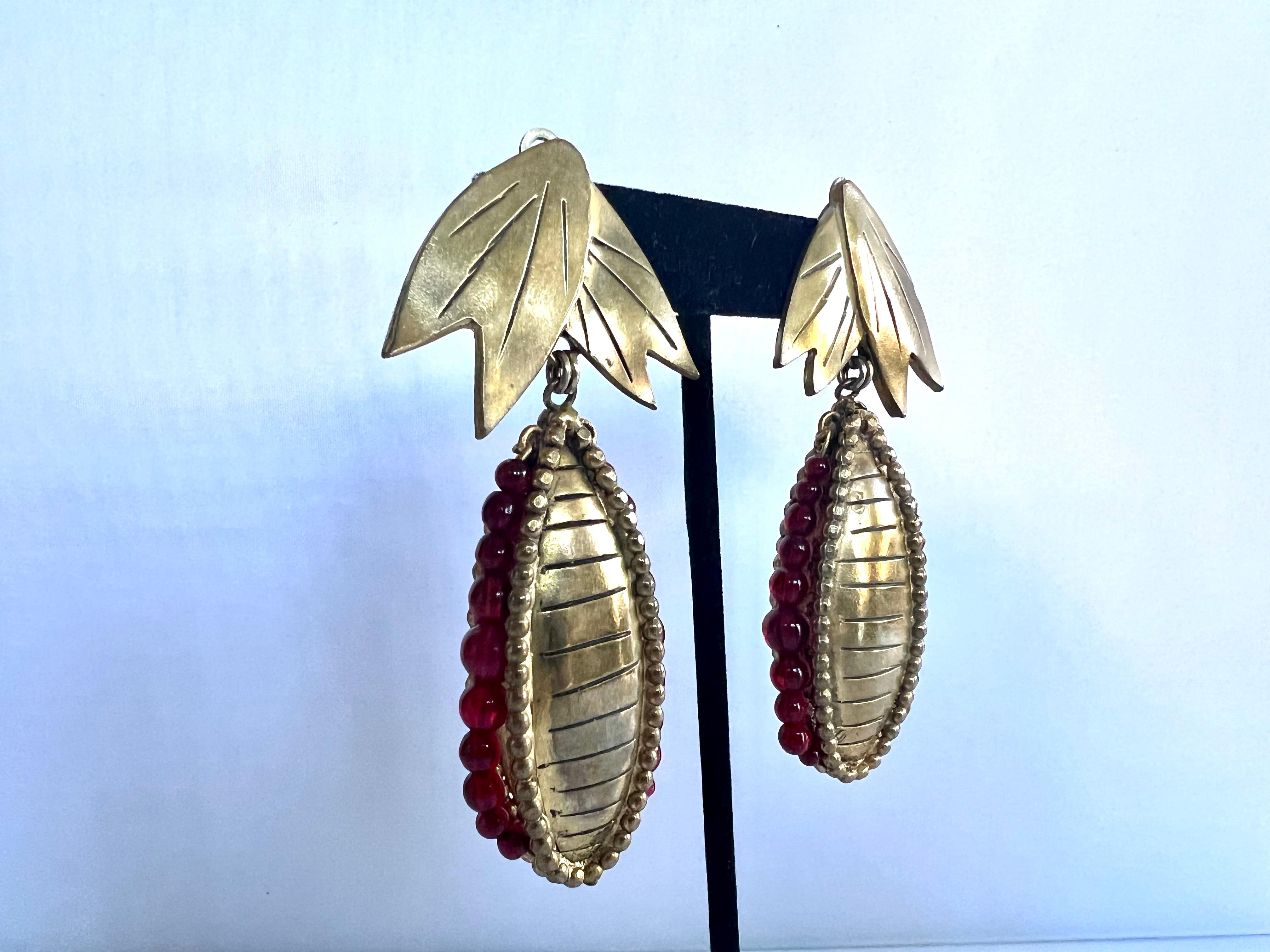 Vintage Isabel Canovas boucles d'oreilles en cosses dores  Bon état - En vente à Palm Springs, CA