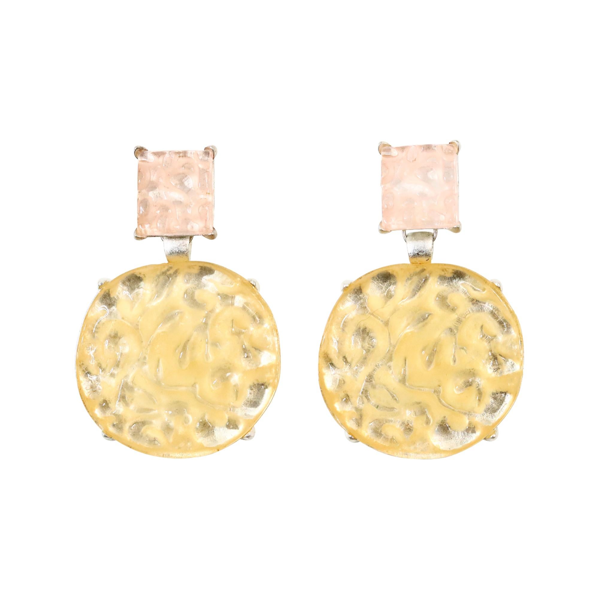 Pendientes vintage Isaky Paris Art Decó de resina en tono plateado Circa años 90. Estos pendientes Art Decó de resina de vidrio rosa y amarilla sobre tono plateado son sencillamente espectaculares. Los diseños traseros lo son aún más.  