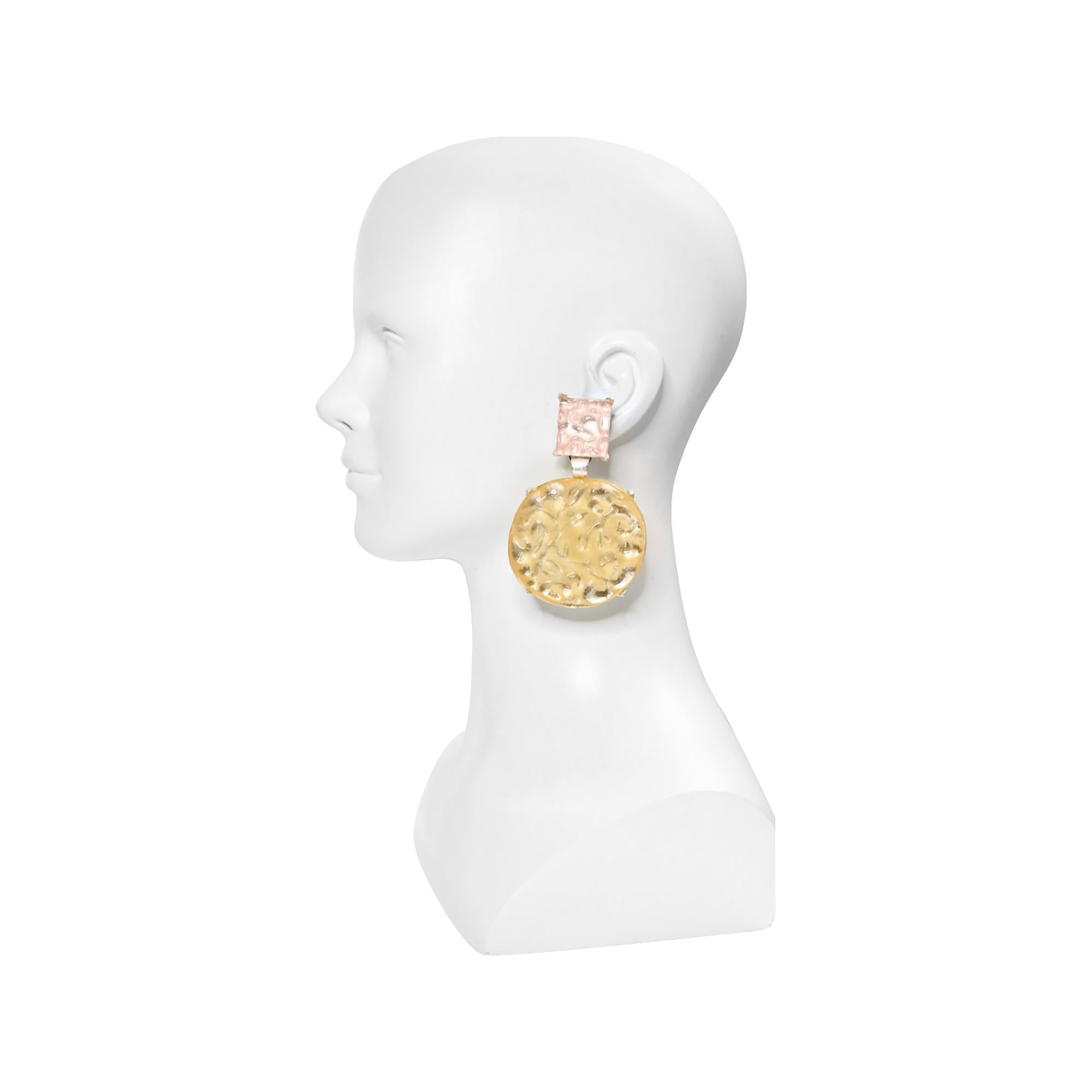 Pendientes vintage Isaky Paris Art Decó de resina plateada, circa años 90 Moderno en venta