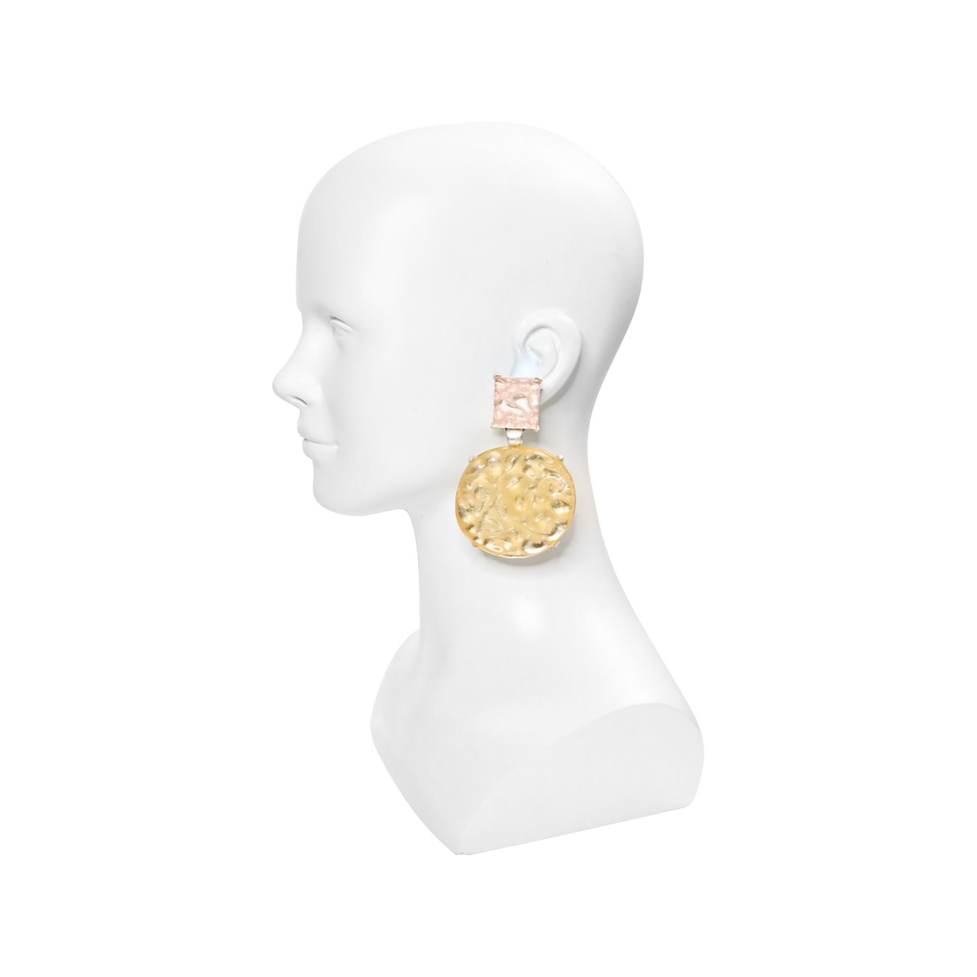 Pendientes vintage Isaky Paris Art Decó de resina plateada, circa años 90 en Bueno estado para la venta en New York, NY