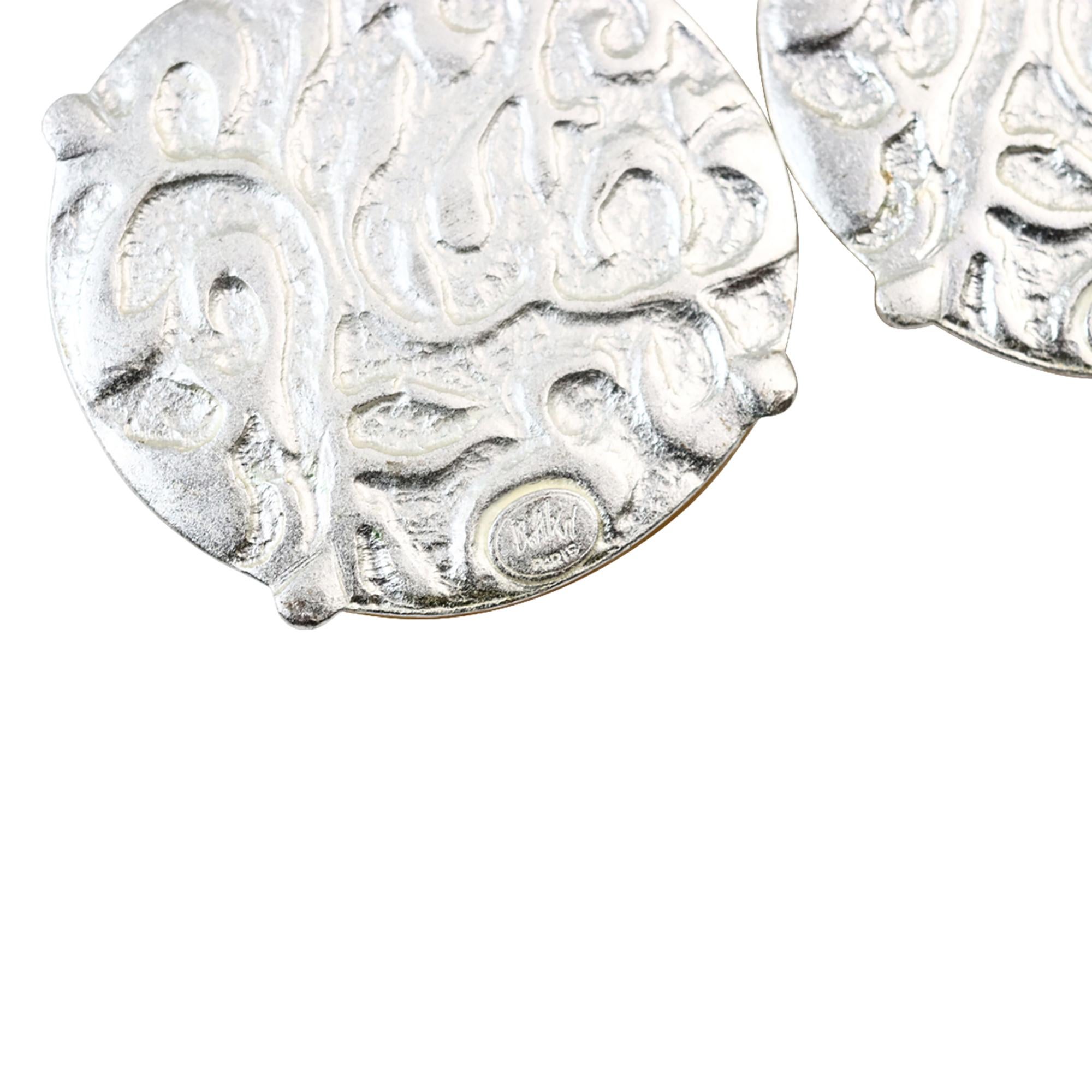 Pendientes vintage Isaky Paris Art Decó de resina plateada, circa años 90 en venta 1