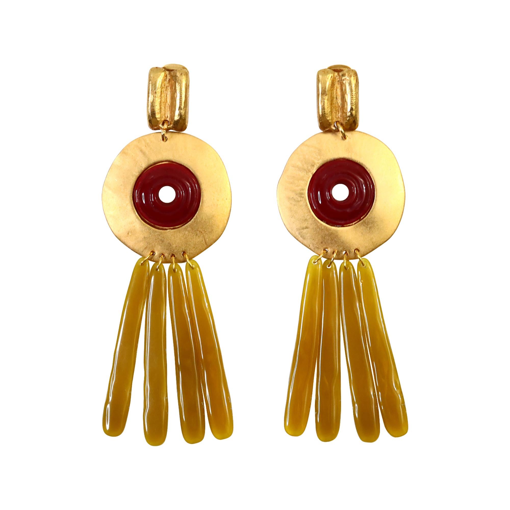 Pendientes colgantes vintage Isaky Paris en tono dorado Circa años 80. Tono Dorado con Resina Esmerilada y Color Medio Granate y Piezas Colgantes de Cuerno de Imitación. Son simplemente espectaculares. Enganche.

Recuérdamelo y te enviaré