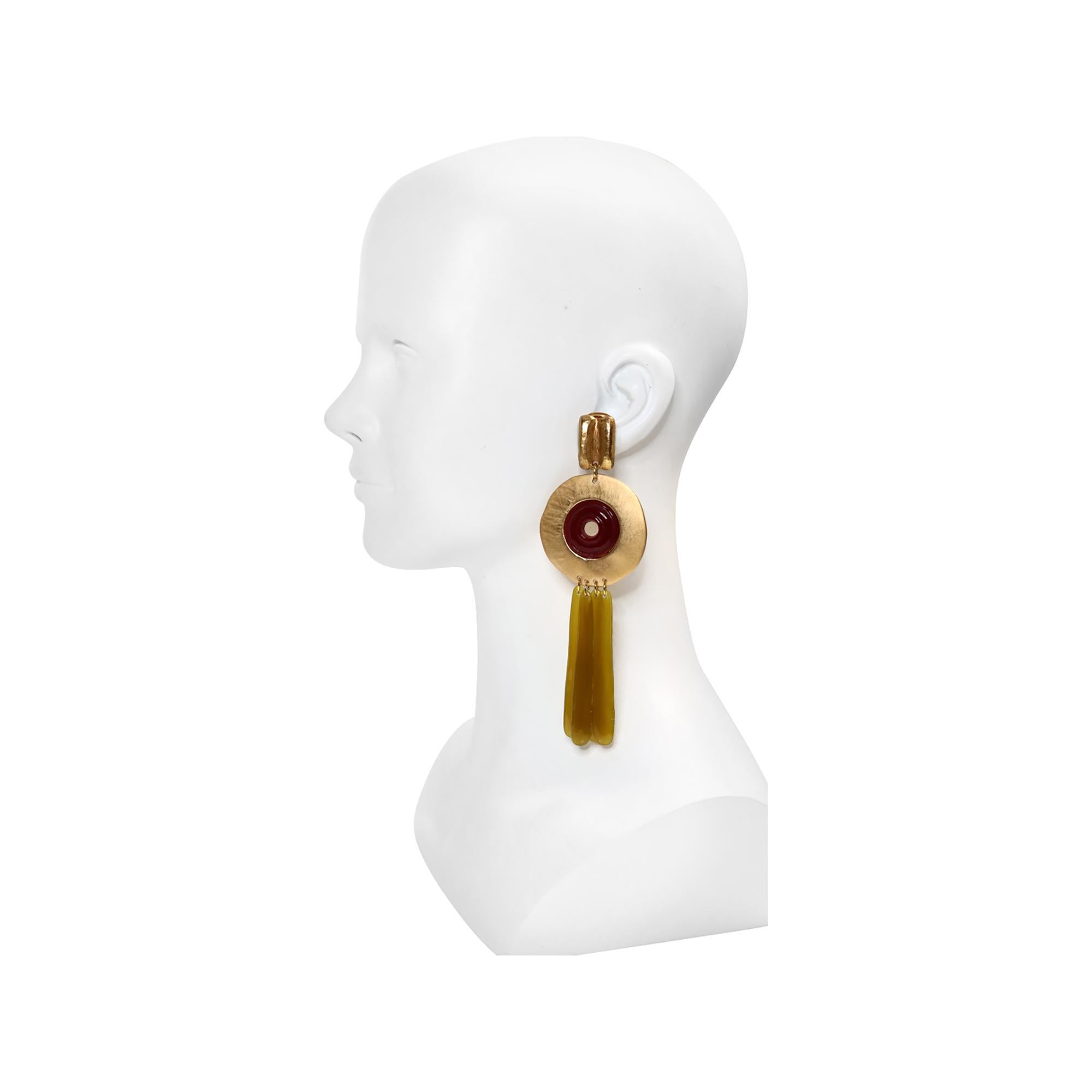 Pendientes colgantes vintage Isaky Paris en tono dorado Circa años 80 Moderno en venta