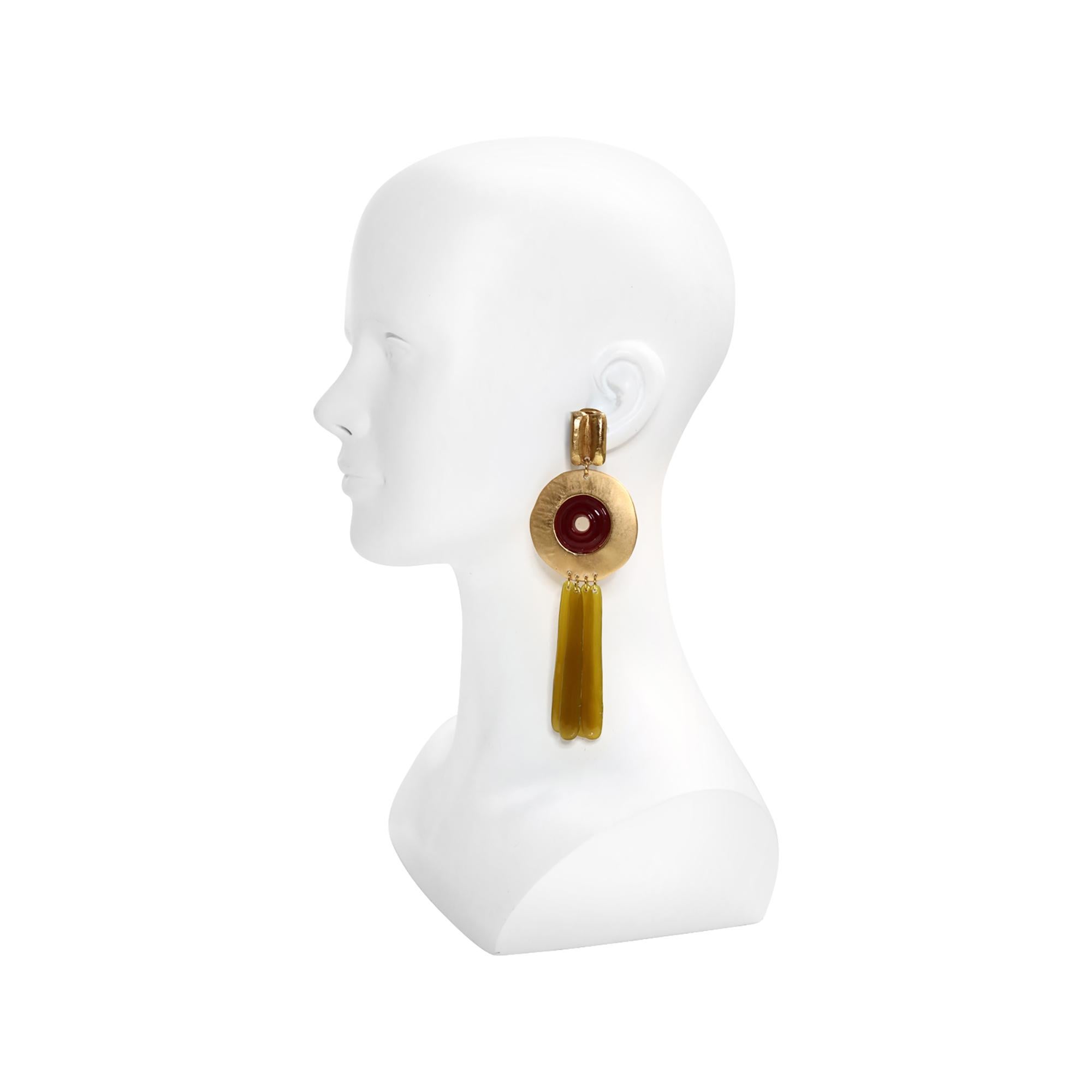 Pendientes colgantes vintage Isaky Paris en tono dorado Circa años 80 en Bueno estado para la venta en New York, NY