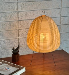 Vintage Isamu Noguchi Akari Light Sculpture 1A Lampe de table en jaune et blanc