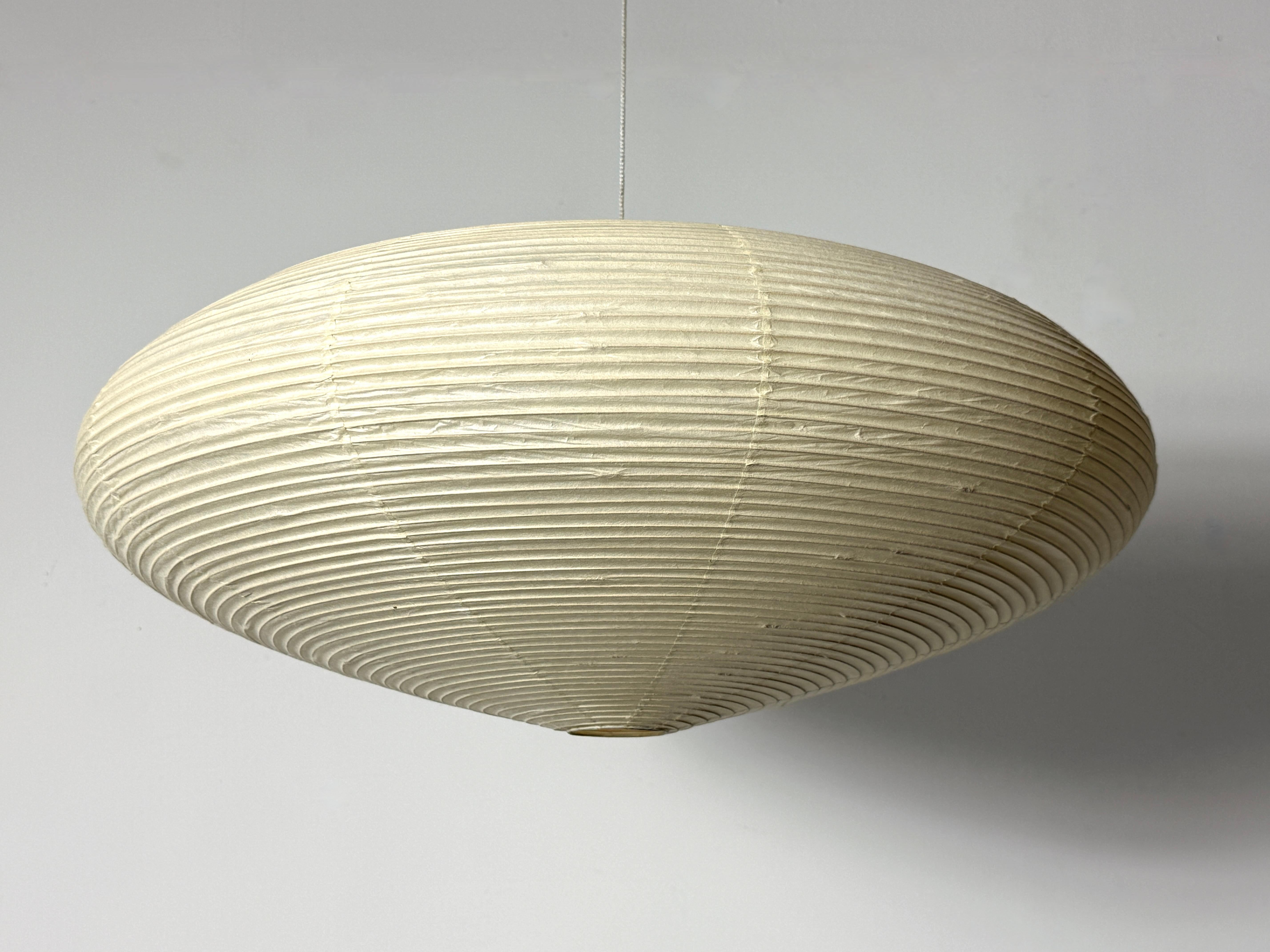 Vintage Isamu Noguchi Akari Light Sculpture 21A Lampada a sospensione a piattino Non usata In condizioni ottime in vendita a Troy, MI