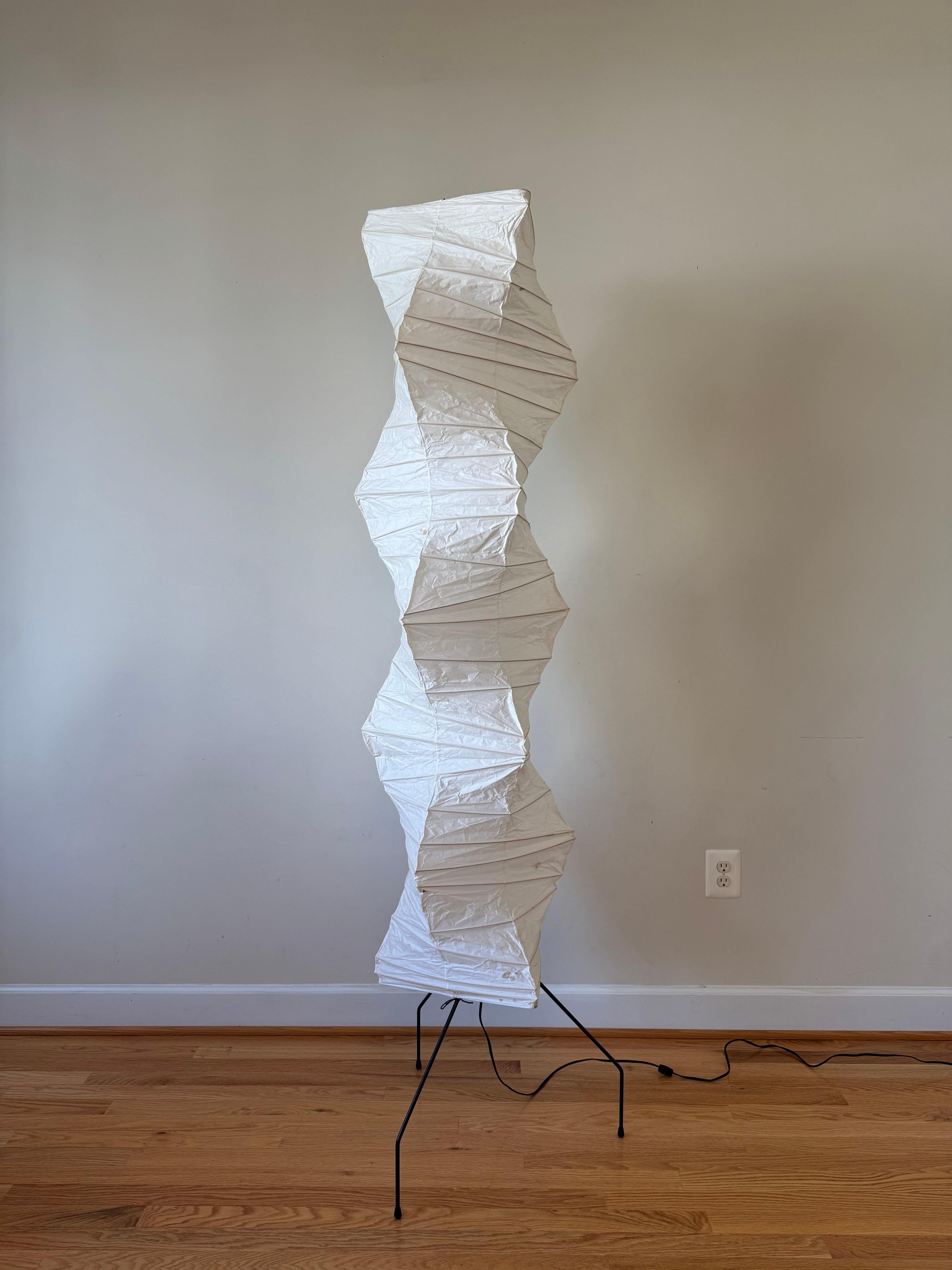Les sculptures Akari Light d'Isamu Noguchi sont considérées comme des icônes du design moderne des années 1950. Conçues par Noguchi à partir de 1951 et fabriquées à la main depuis un demi-siècle par le fabricant d'origine à Gifu, au Japon, les