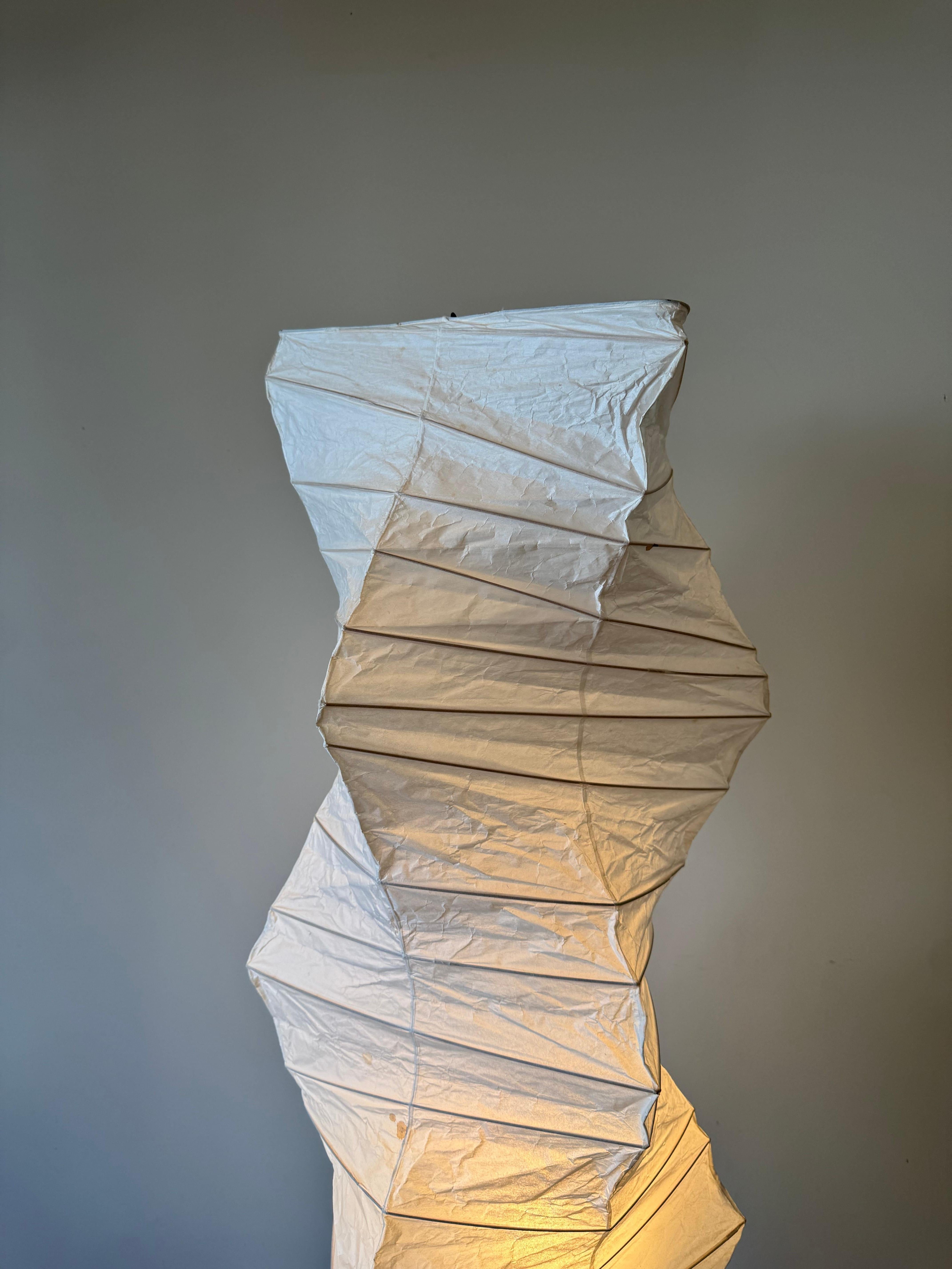 Sculpture lumineuse vintage Isamu Noguchi Akari, Modèle UF4-33N en vente 1