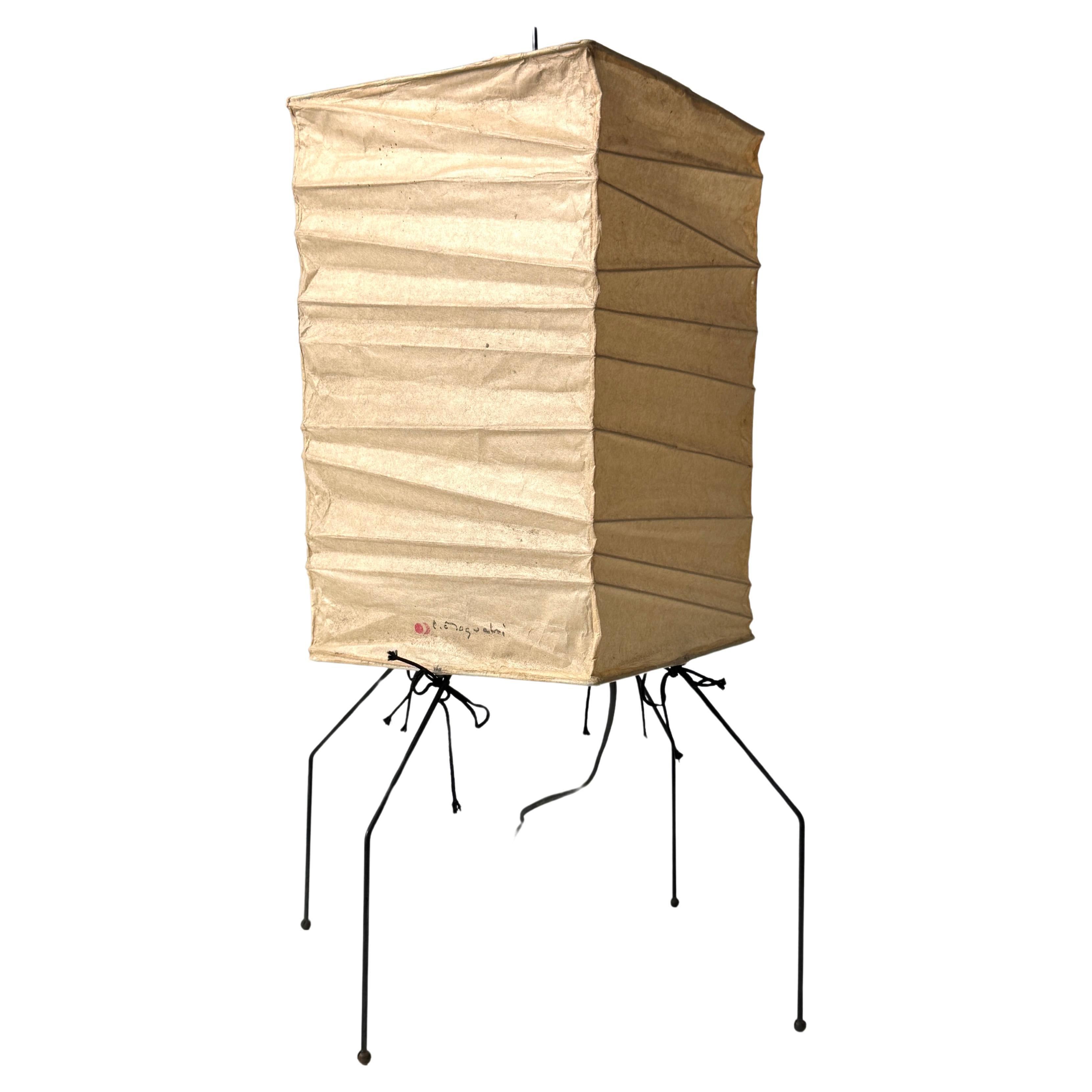 Vintage Isamu Noguchi Akari Paper Light Sculpture Table Lamp Model UF1-XN 1970s