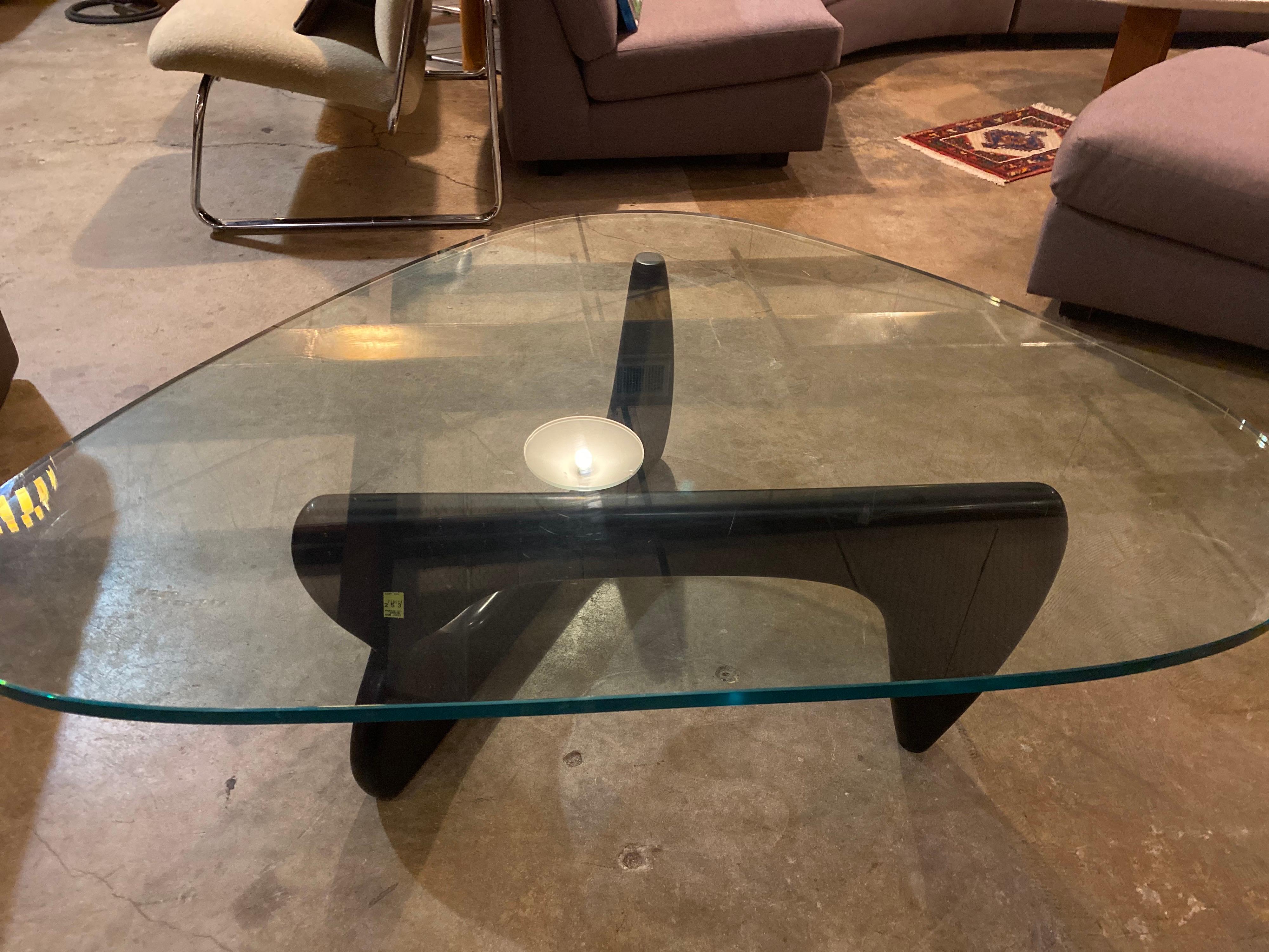 Beautiful mid-century modern coffee table designed by Isamu Noguchi for Herman Miller. 