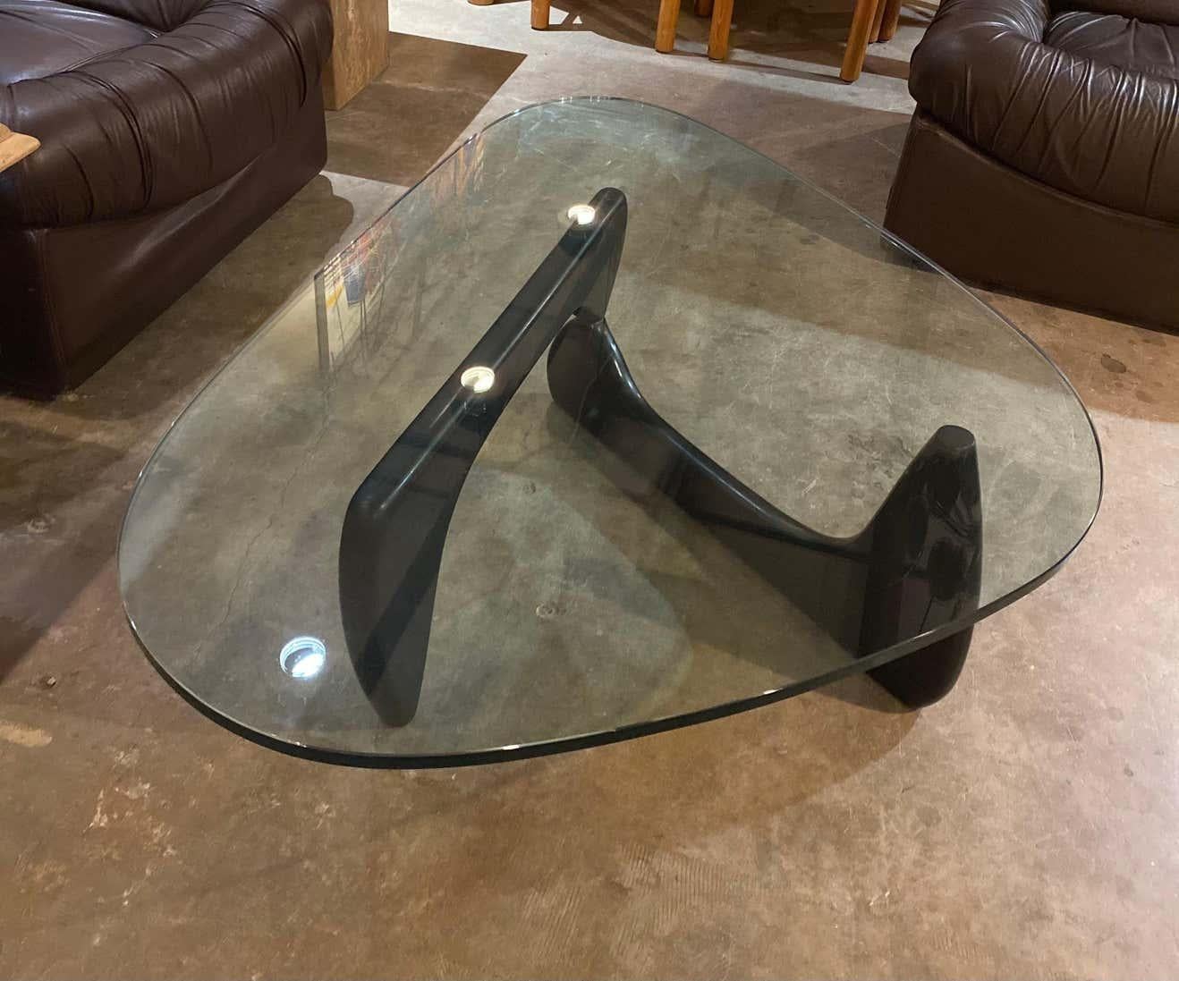 Beautiful Mid-Century Modern coffee table designed by Isamu Noguchi for Herman Miller. 