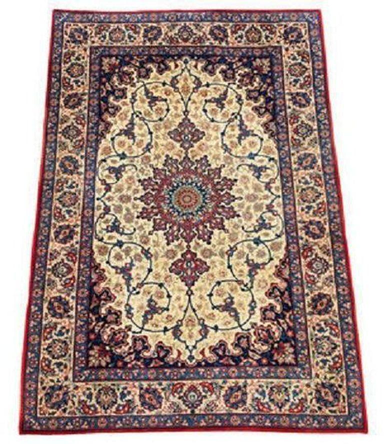 Ein schöner, um 1940 handgewebter Isfahan-Teppich mit einem konzentrischen Medaillon auf einem elfenbeinfarbenen Feld und Sekundärfarben in Rot- und Blautönen. Sehr fein gewebt (9x9 Knoten pro Zentimeter) mit Kurk-Wolle von außergewöhnlicher
