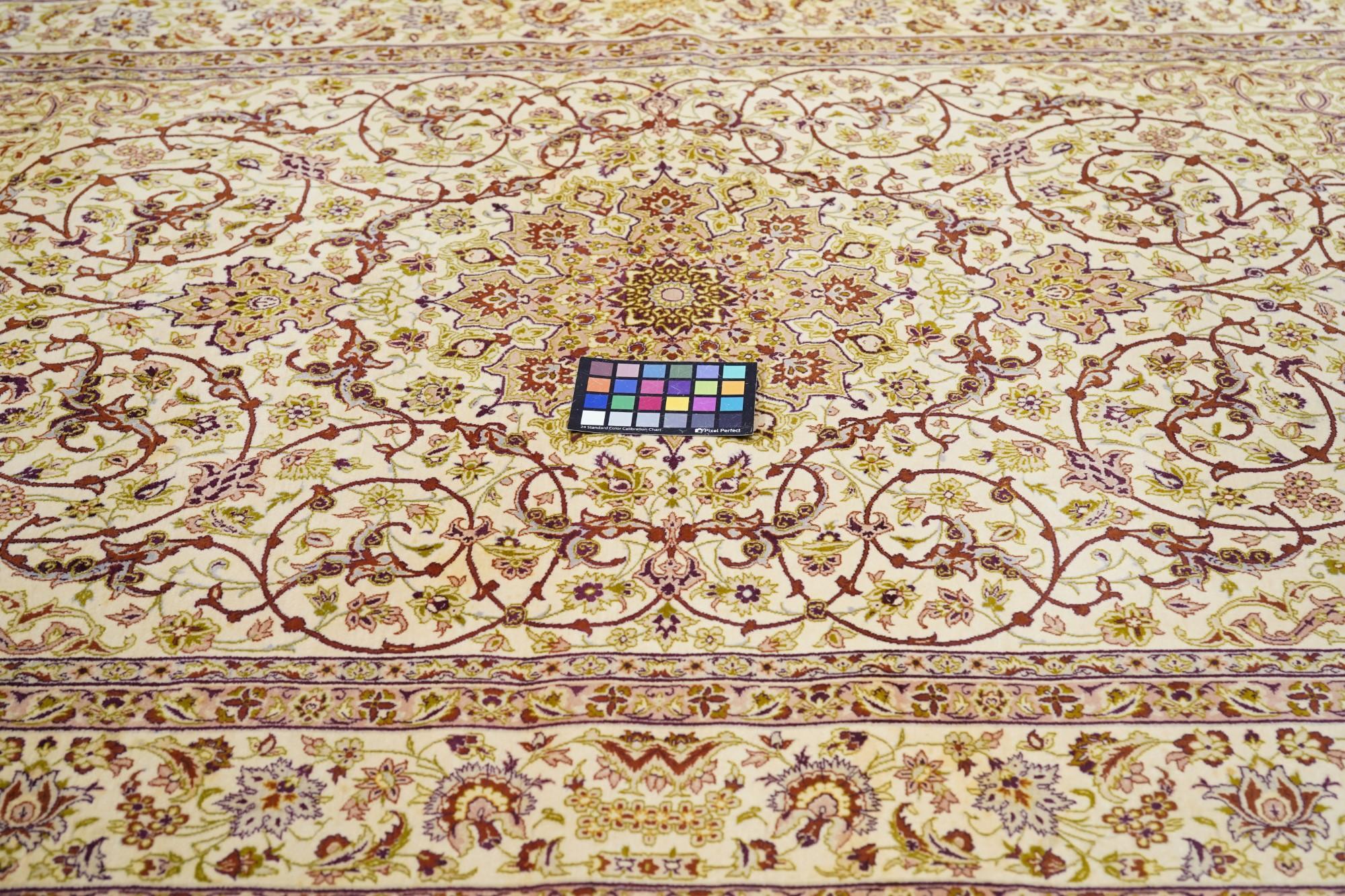 Äußerst feine persische Isfahan-Woll und Seide. Signierter Saraf Mamoury Teppich  im Angebot 5
