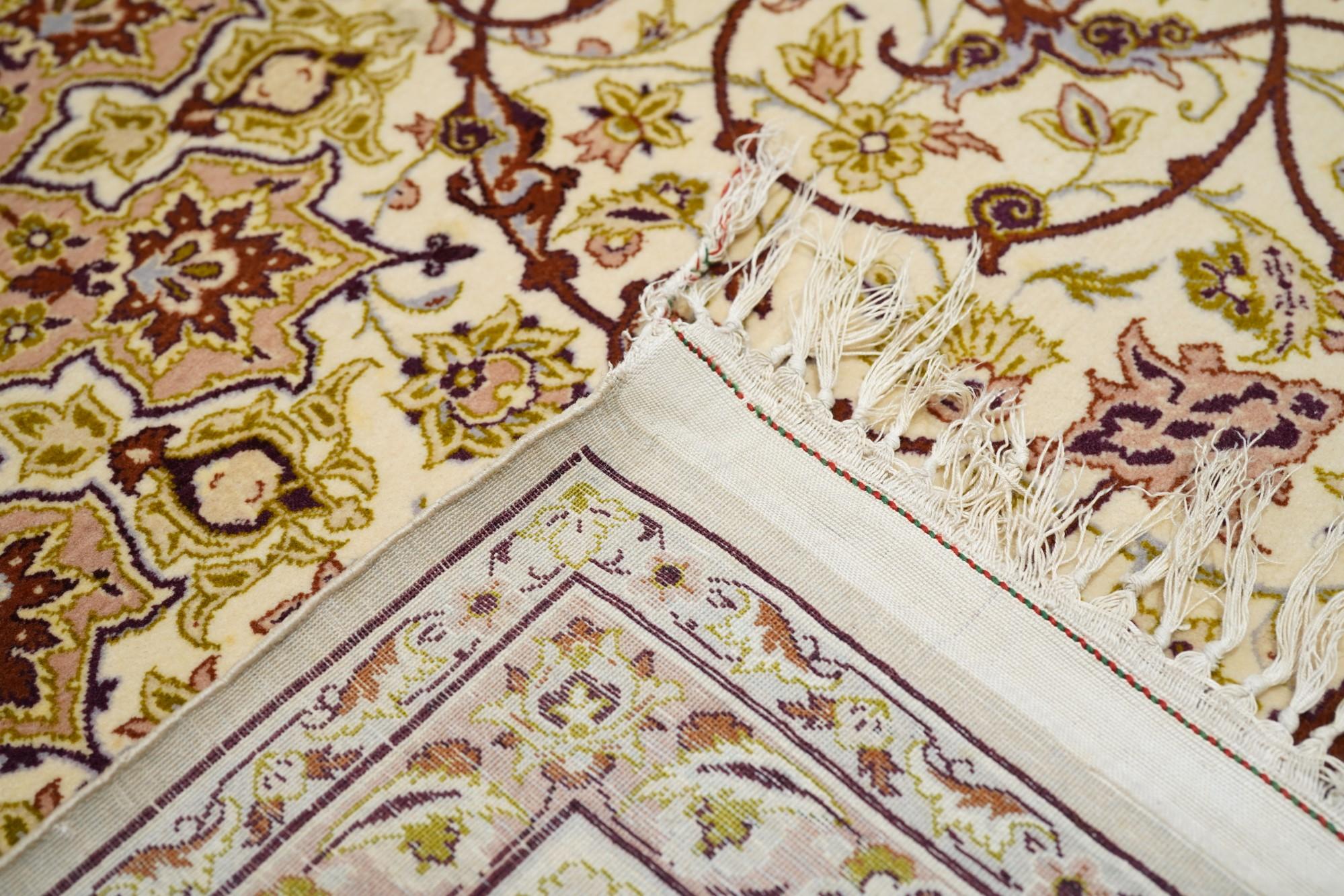 Äußerst feine persische Isfahan-Woll und Seide. Signierter Saraf Mamoury Teppich  im Angebot 6