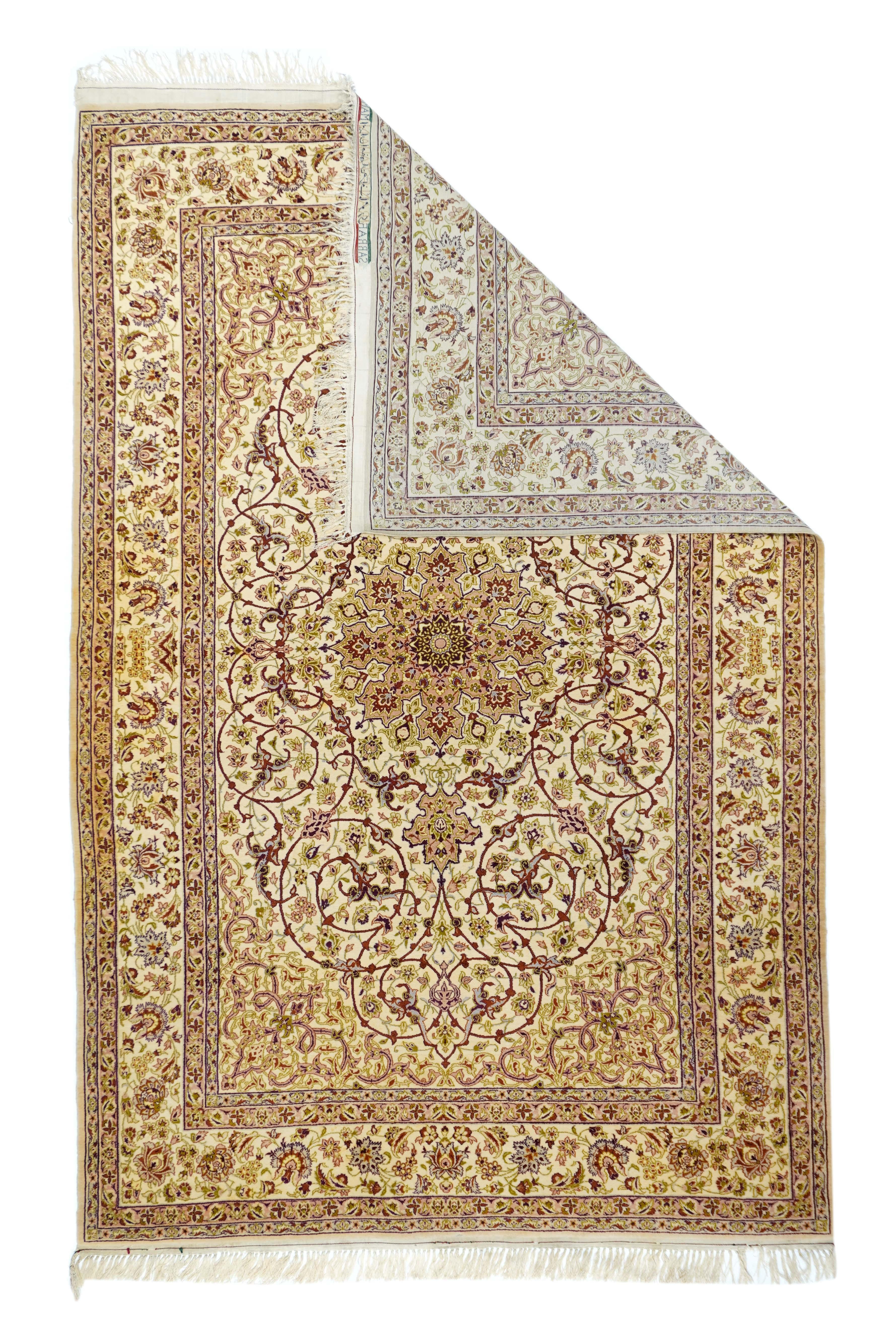Vintage Isfahan Teppich misst 4'10'' x 7'9''. Signiert Sarafian, Isfahan Aus dem erstklassigen Sarafian-Atelier in dieser alten zentralpersischen Hauptstadt, signiert sowohl in Farsi als auch in Englisch und wahrscheinlich für den amerikanischen