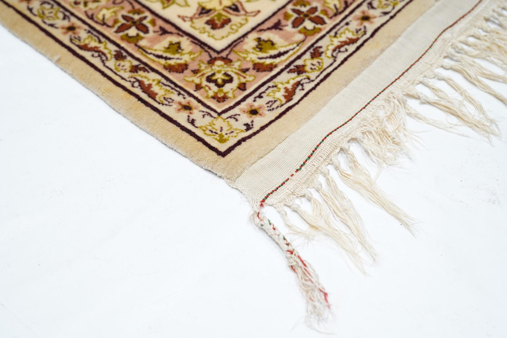 Äußerst feine persische Isfahan-Woll und Seide. Signierter Saraf Mamoury Teppich  im Zustand „Gut“ im Angebot in New York, NY