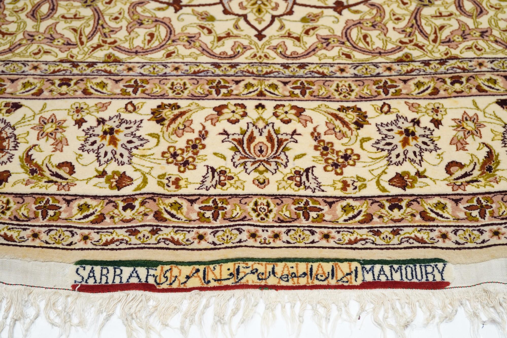 Äußerst feine persische Isfahan-Woll und Seide. Signierter Saraf Mamoury Teppich  (Mitte des 20. Jahrhunderts) im Angebot