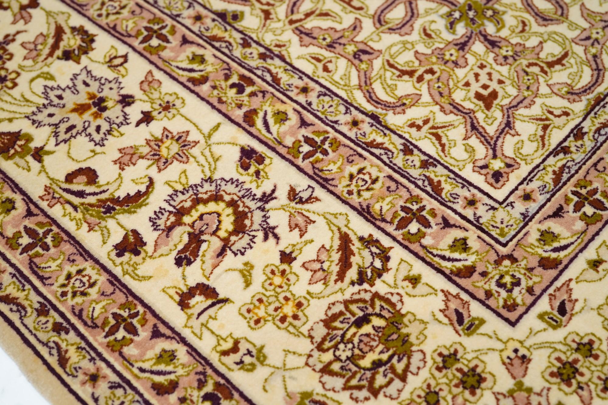Äußerst feine persische Isfahan-Woll und Seide. Signierter Saraf Mamoury Teppich  (Wolle) im Angebot