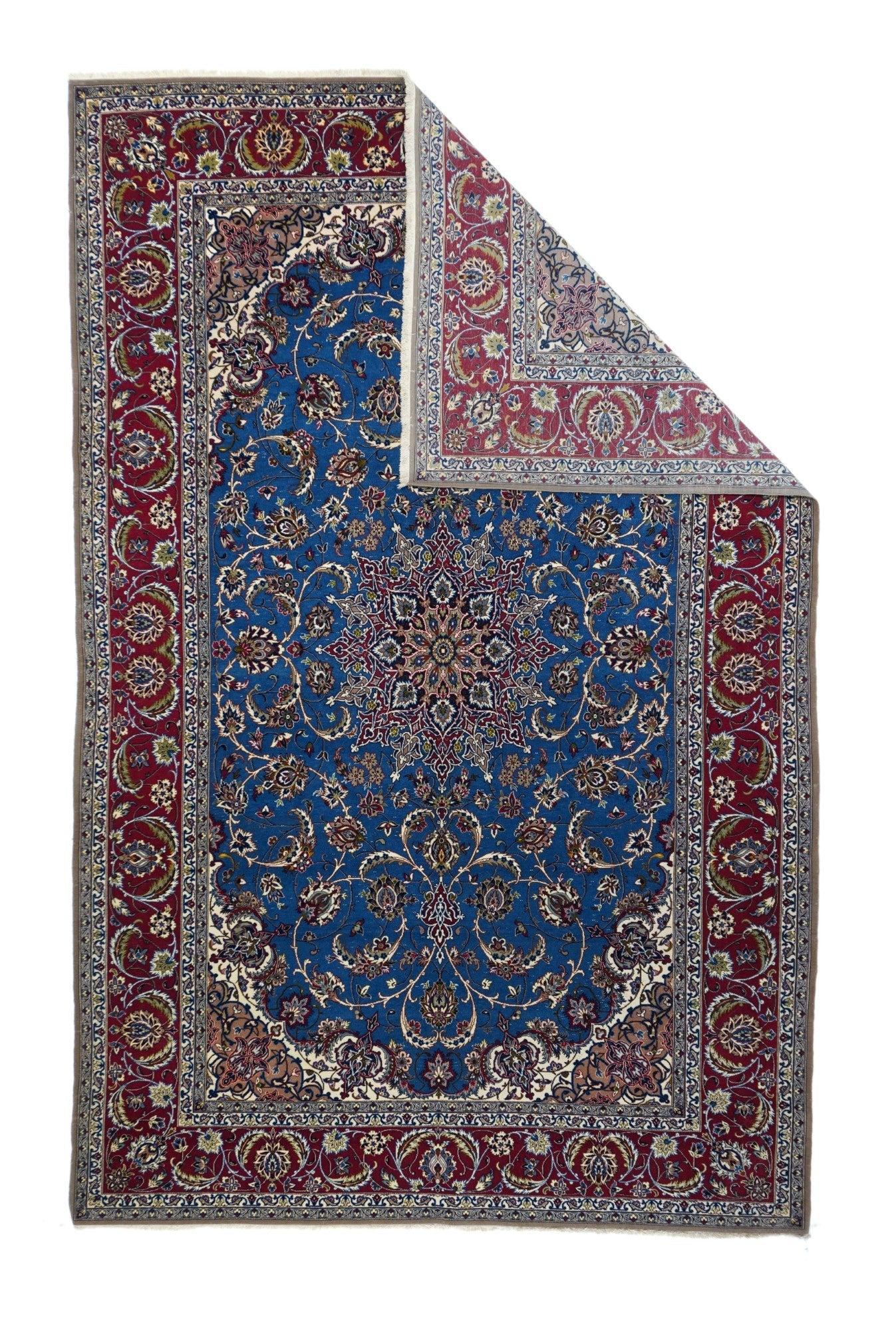 Vintage Isfahan Teppich 5'1'' x 7'10''. Dynamisch geschwungene, geteilte Blätter in Off-White positionieren die runde Acht in einem sechzehnschichtigen Medaillon, während seitlich verbundene elfenbeinfarbene Ecken ein ovales Aussehen erzeugen.