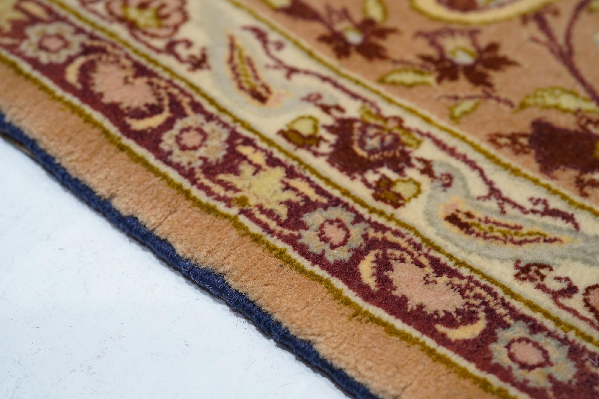 Äußerst feiner persischer Isfahan-Teppich aus Wolle und Seide 5'1'' x 7'7'' im Zustand „Gut“ im Angebot in New York, NY