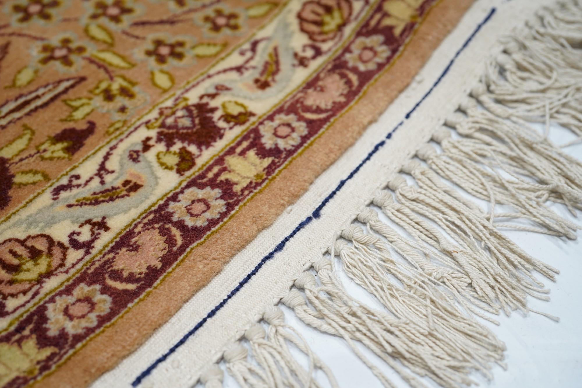 Äußerst feiner persischer Isfahan-Teppich aus Wolle und Seide 5'1'' x 7'7'' (Ende des 20. Jahrhunderts) im Angebot