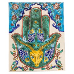 Piastrella islamica vintage di colore blu marocchino con la mano di Fatima