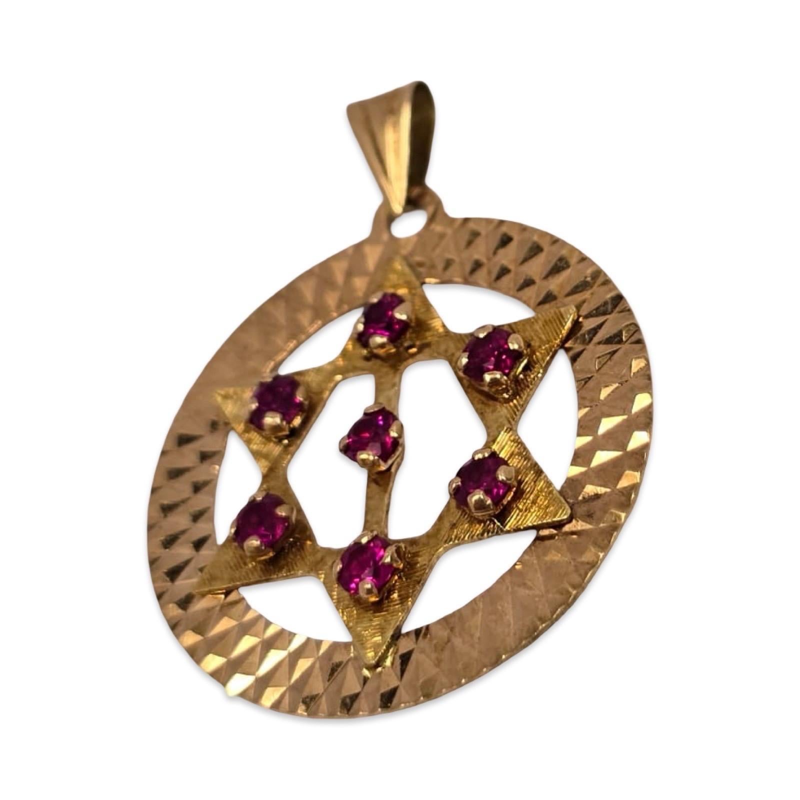 Taglio rotondo Ciondolo israeliano d'epoca a stella di David 14K con rubini - Menorah Hallmark in vendita