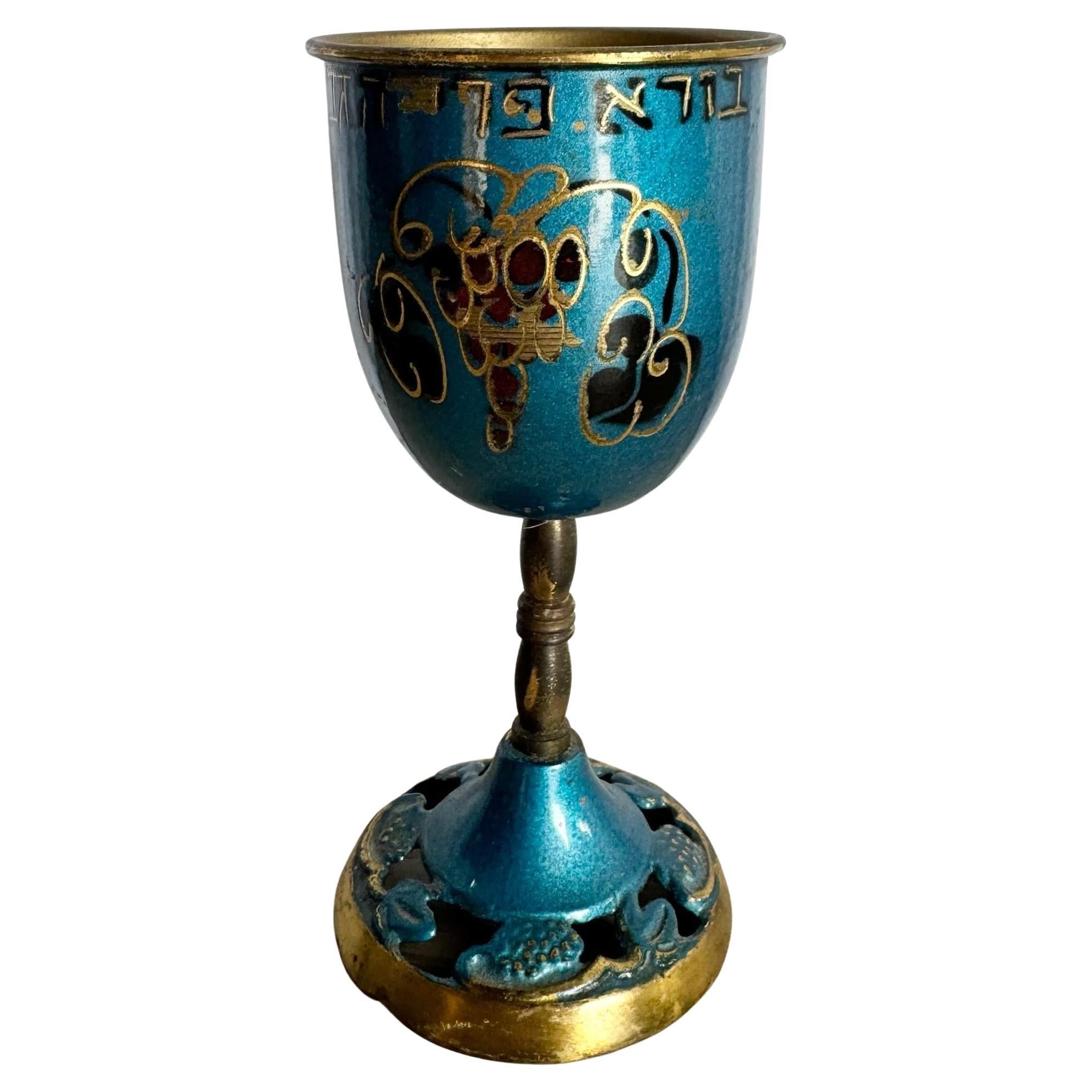 Coppa Kiddish israeliana d
epoca in ottone e blu dipinta a mano in vendita