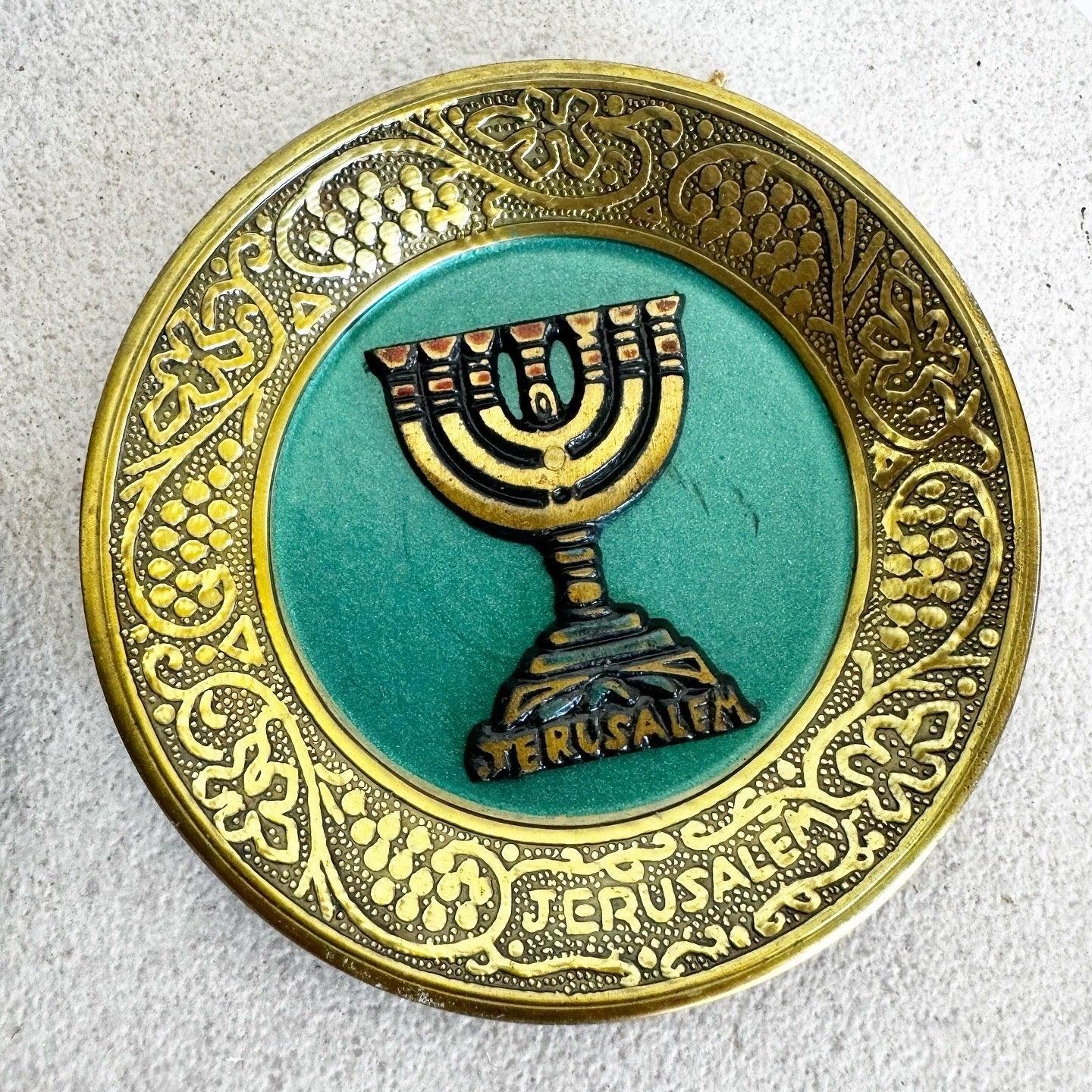 Israeliano Set di 2 piatti decorativi israeliani d'epoca, in ottone smaltato, con Gerusalemme e Menorah in vendita