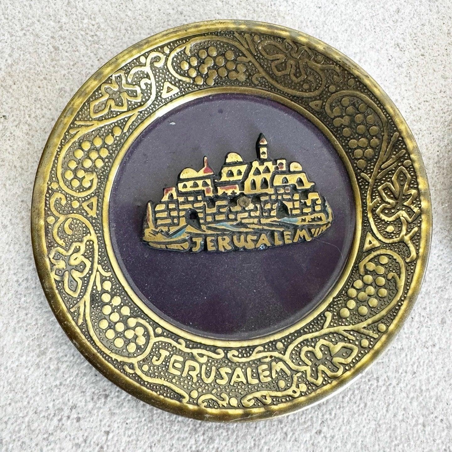 Set di 2 piatti decorativi israeliani d'epoca, in ottone smaltato, con Gerusalemme e Menorah In condizioni buone in vendita a Delray Beach, FL