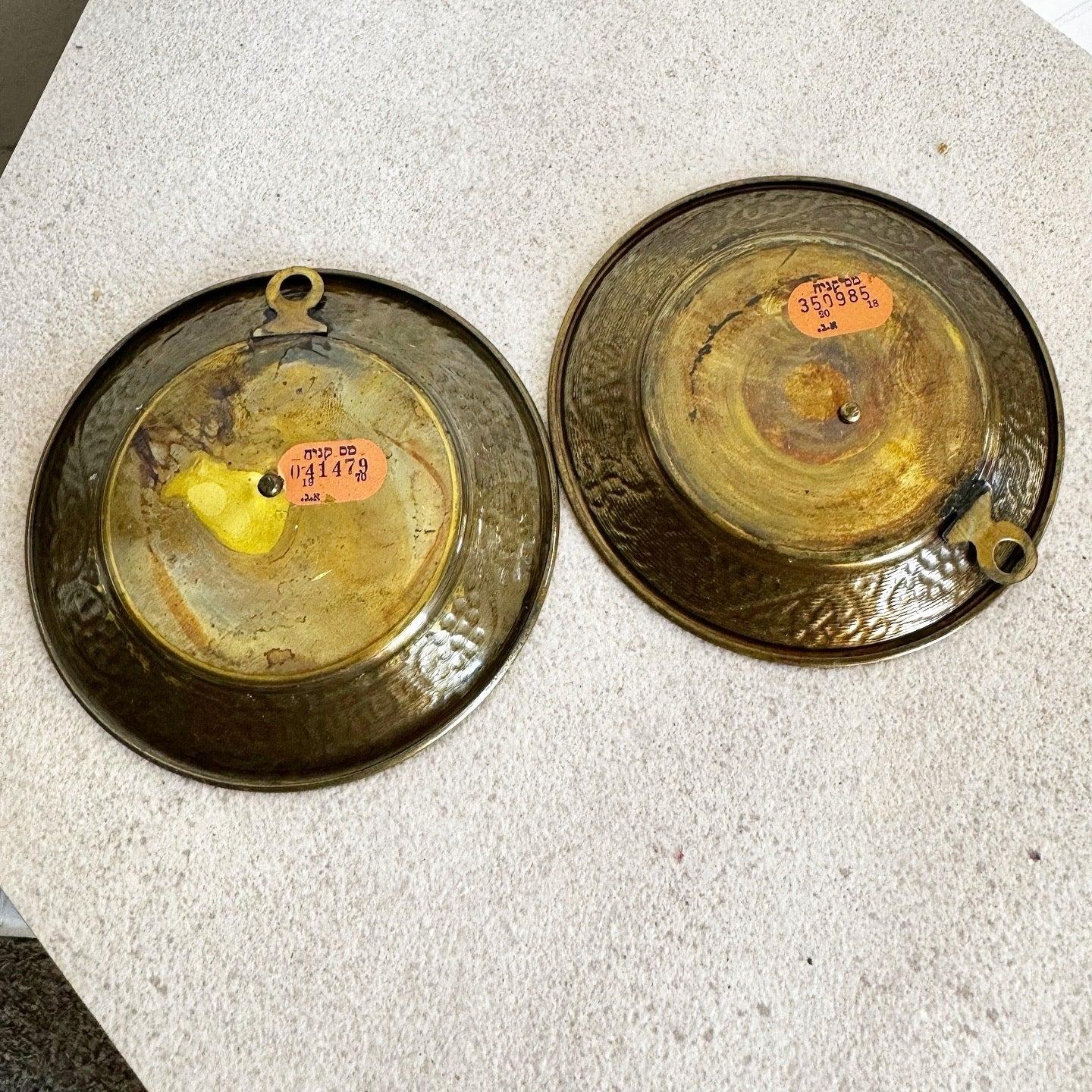 XX secolo Set di 2 piatti decorativi israeliani d'epoca, in ottone smaltato, con Gerusalemme e Menorah in vendita