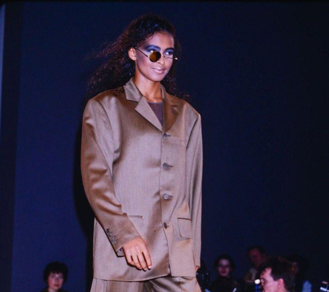Issey Miyake lunettes de soleil japonaises vintage avant-gardistes et futuristes de défilé argentées, 1984 en vente 9