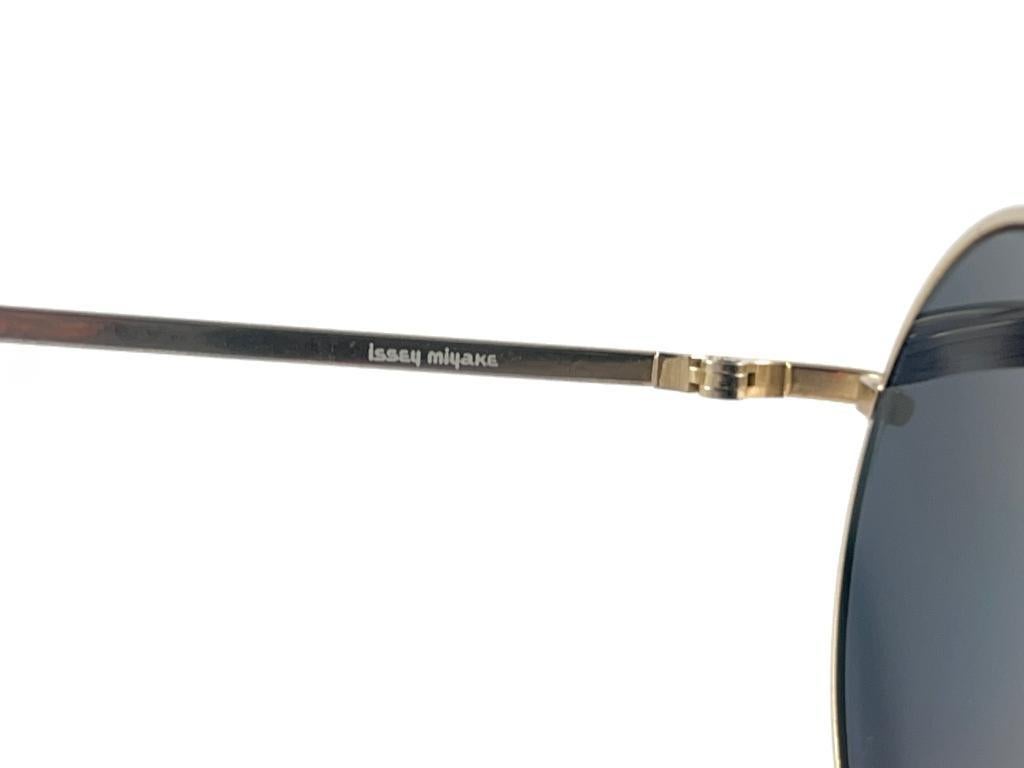 Raro Miyake Design Studio firmó este par de gafas de sol futuristas de una lente, ultra raras, tal y como se vieron en la pasarela de Issey Miyake en 1984.   



Calidad y diseño superiores.

Este artículo presenta pequeños signos de desgaste