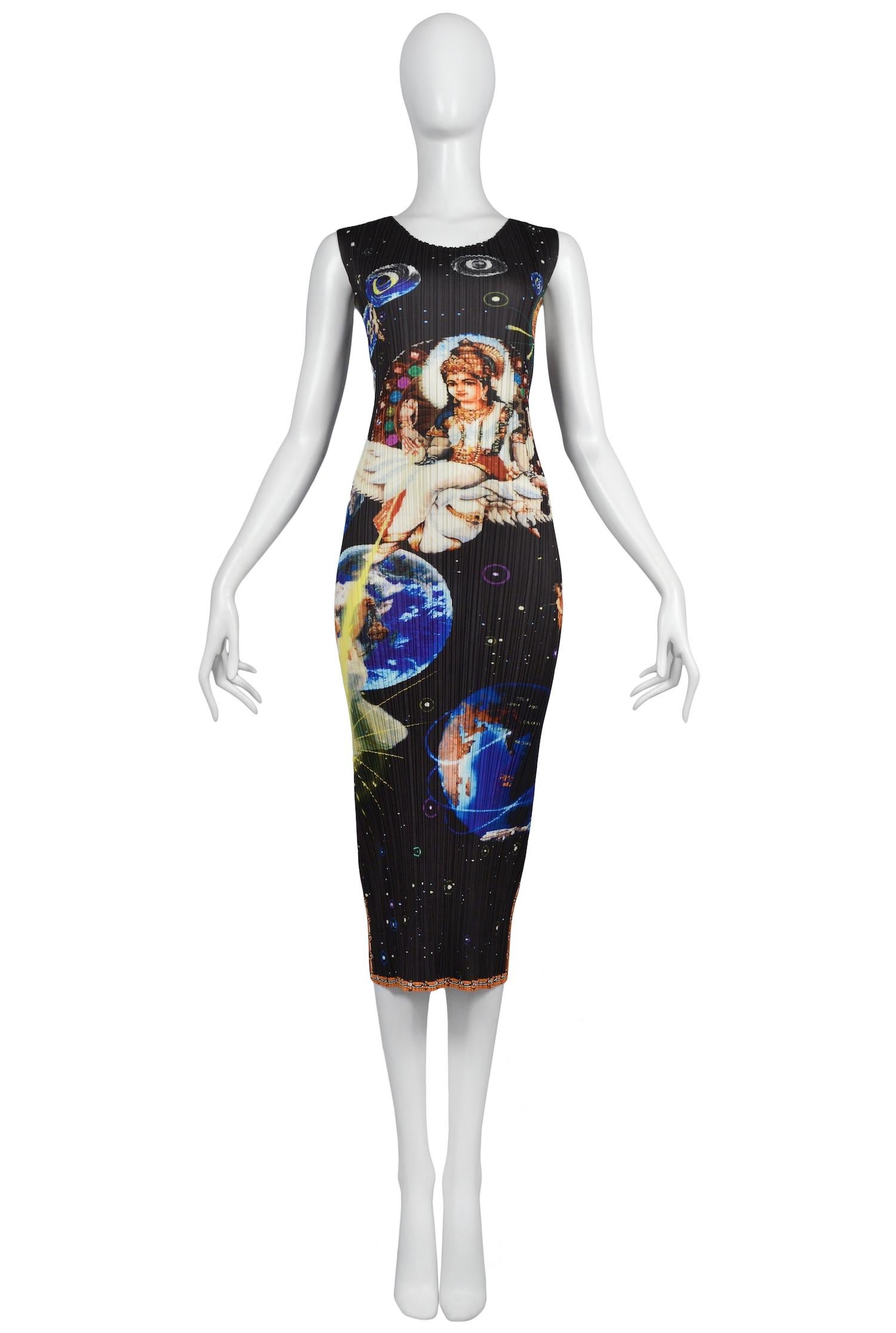 Vintage Issey Miyake black pleated dress featuring a multicolored space galaxy print. From the Pleats Please Collection.

Excellent Vintage Condition.

No Size Label