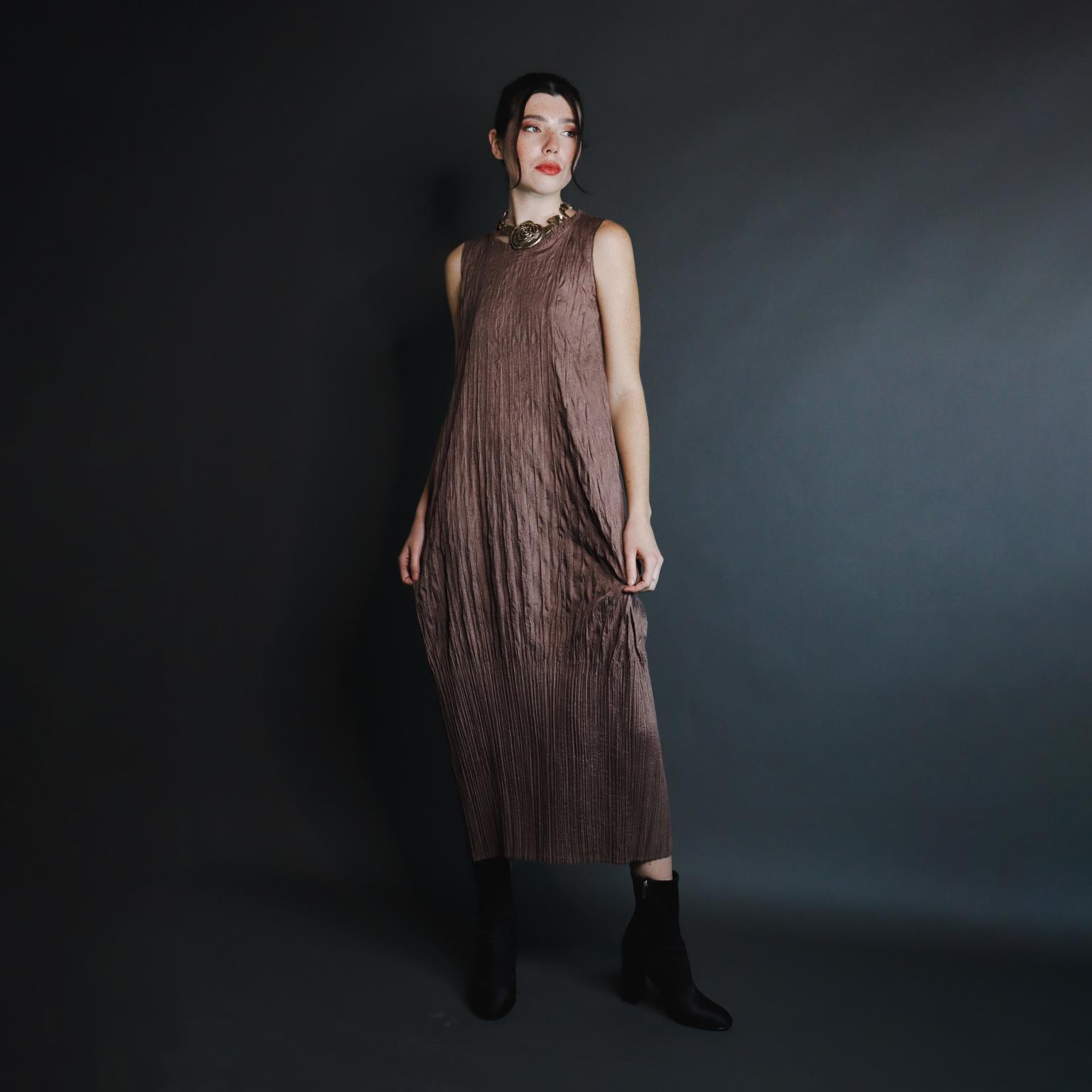 Dieses Kleid stammt aus dem Nachlass einer Frau, die in den späten 1990er und frühen 2000er Jahren in Japan lebte und Issey Miyake-Stücke sammelte. Dieses hübsche, ärmellose Kleid in zartem Braun ist ein großartiger Begleiter für den Kleiderschrank.
