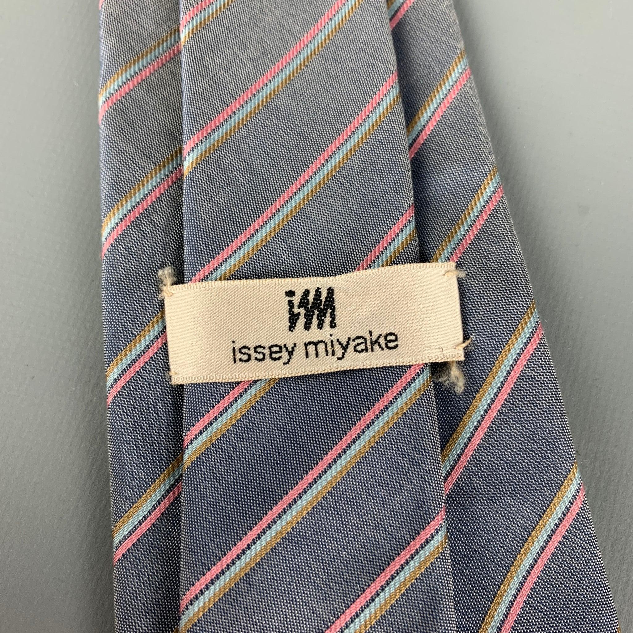 Men's Vintage ISSEY MIYAKE Grey Pink Diagonal Stripe Silk Tie For Sale