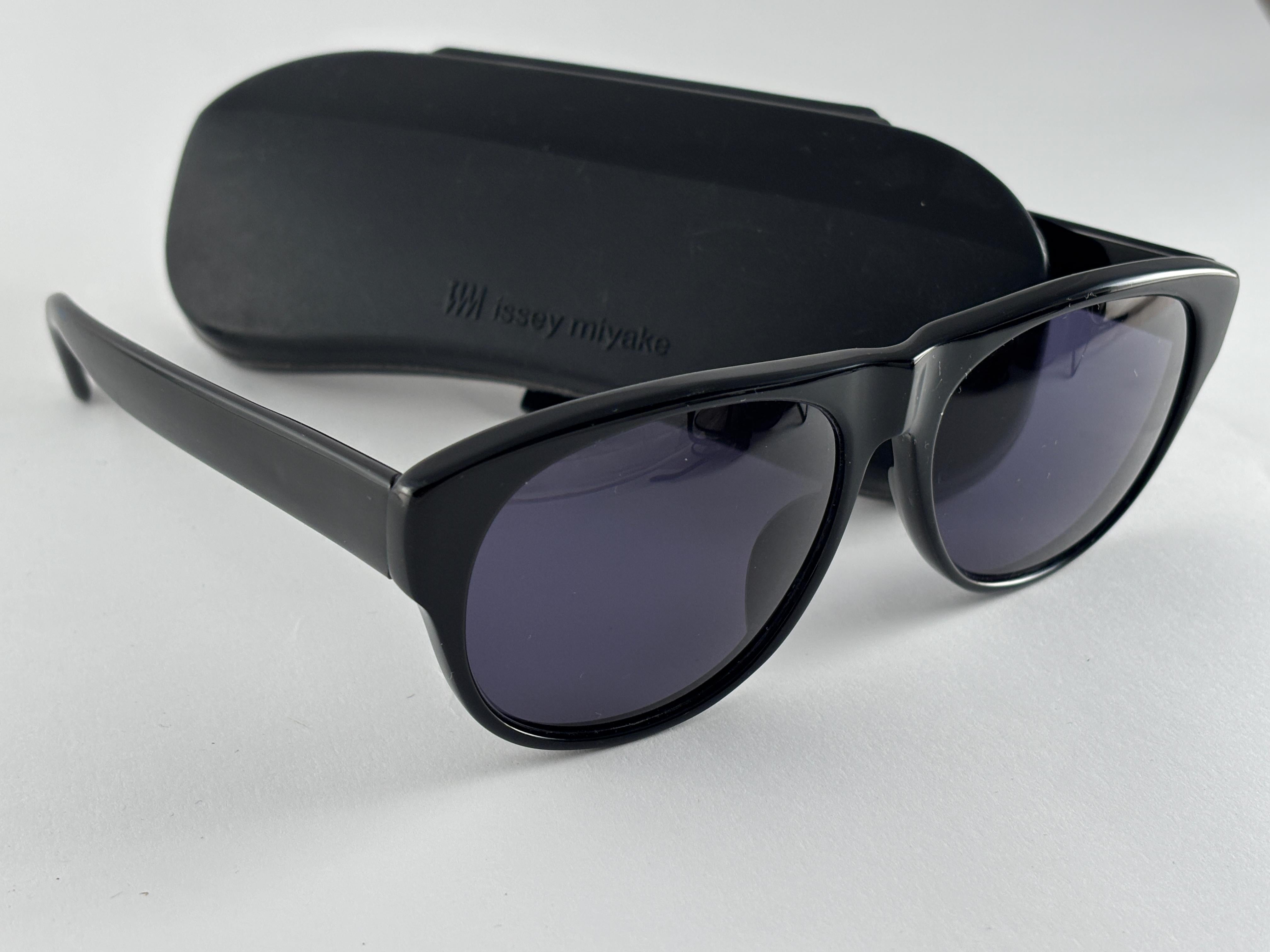 Rare Pair Of Vintage Issey Miyake Im 107 Frame.
After Almost 40 Years, Issey Miyake Designed And Produced In The 1980'S Still Remains One Of The Most Iconic Pieces Of Eyewear & Fashion History

This Item Show Minor Sign Of Wear.

The Case Show