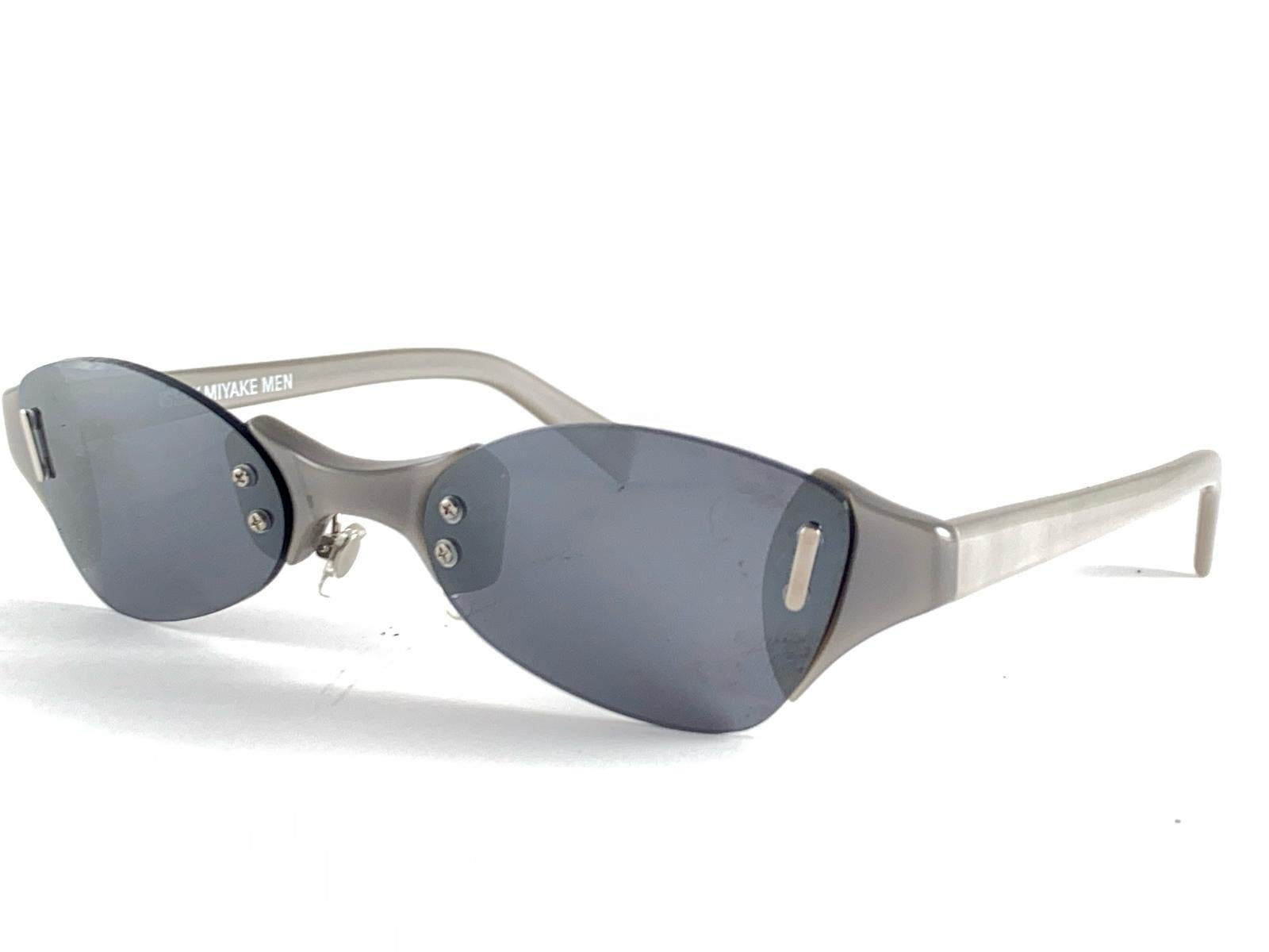 Occhiali da sole vintage Issey Miyake Uomo Opticien Loyd Wrap Around Japan In condizioni ottime in vendita a Baleares, Baleares