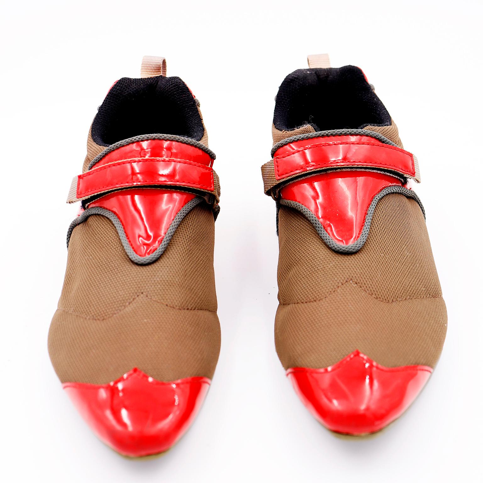 Ces chaussures vintage Issey Miyake Pleats Please sont si uniques et si confortables ! Ces chaussures, qui s'inspirent des chaussures à bouts pointus, sont fabriquées en tissu vert et bordées de cuir verni rouge. Nous les avons acquis auprès d'une