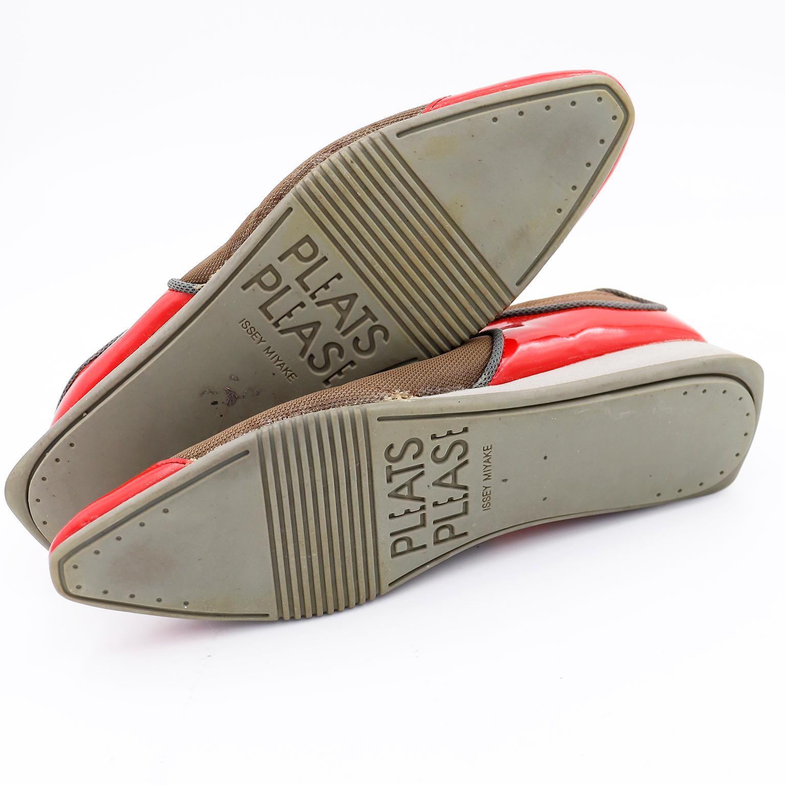 Vintage Issey Miyake Pleats Please Rot & Grün Flügelspitze Stil Schuhe im Angebot 2