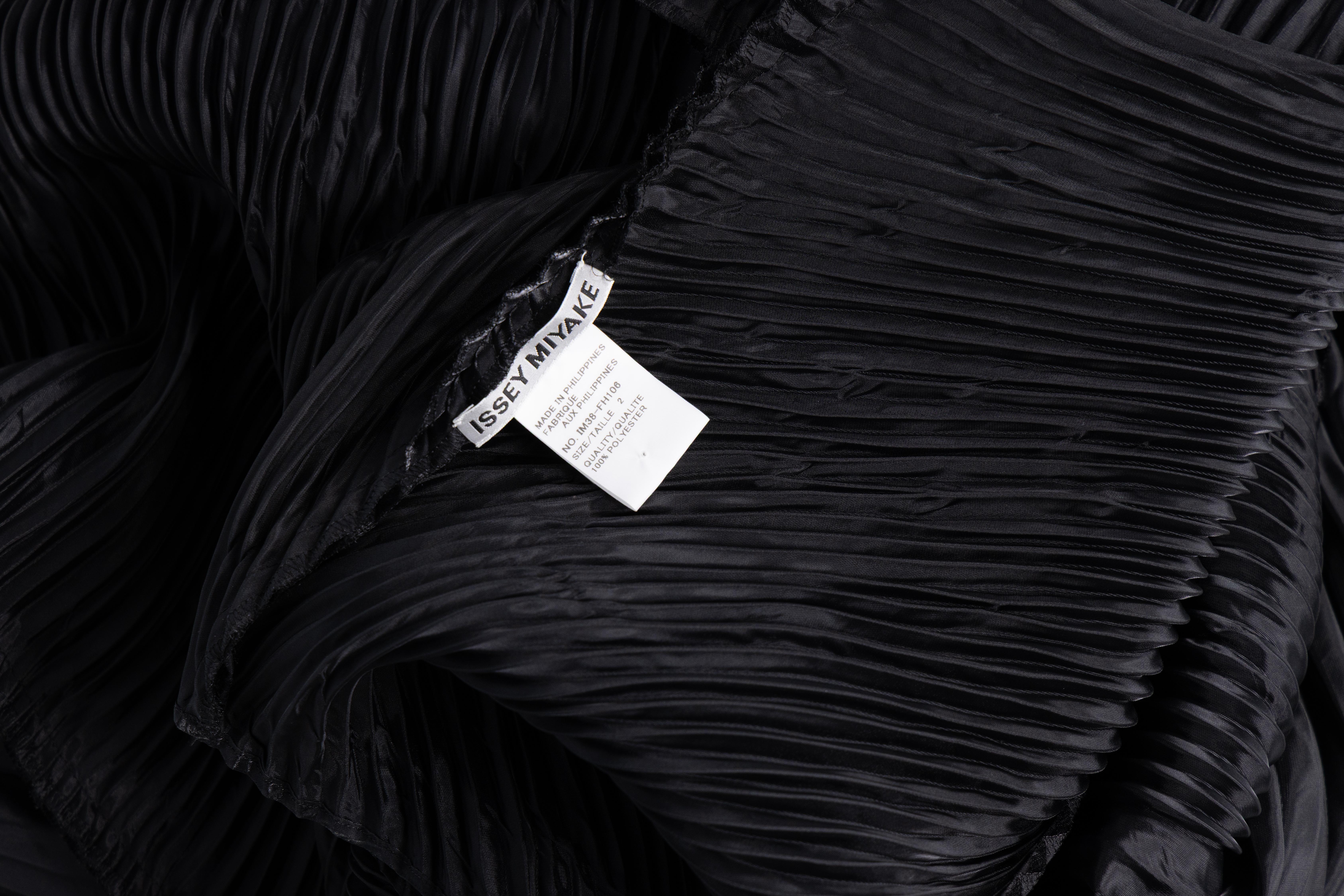 Vintage Issey Miyake, abito a pieghe nero scultoreo e maxi vestito in vendita 5