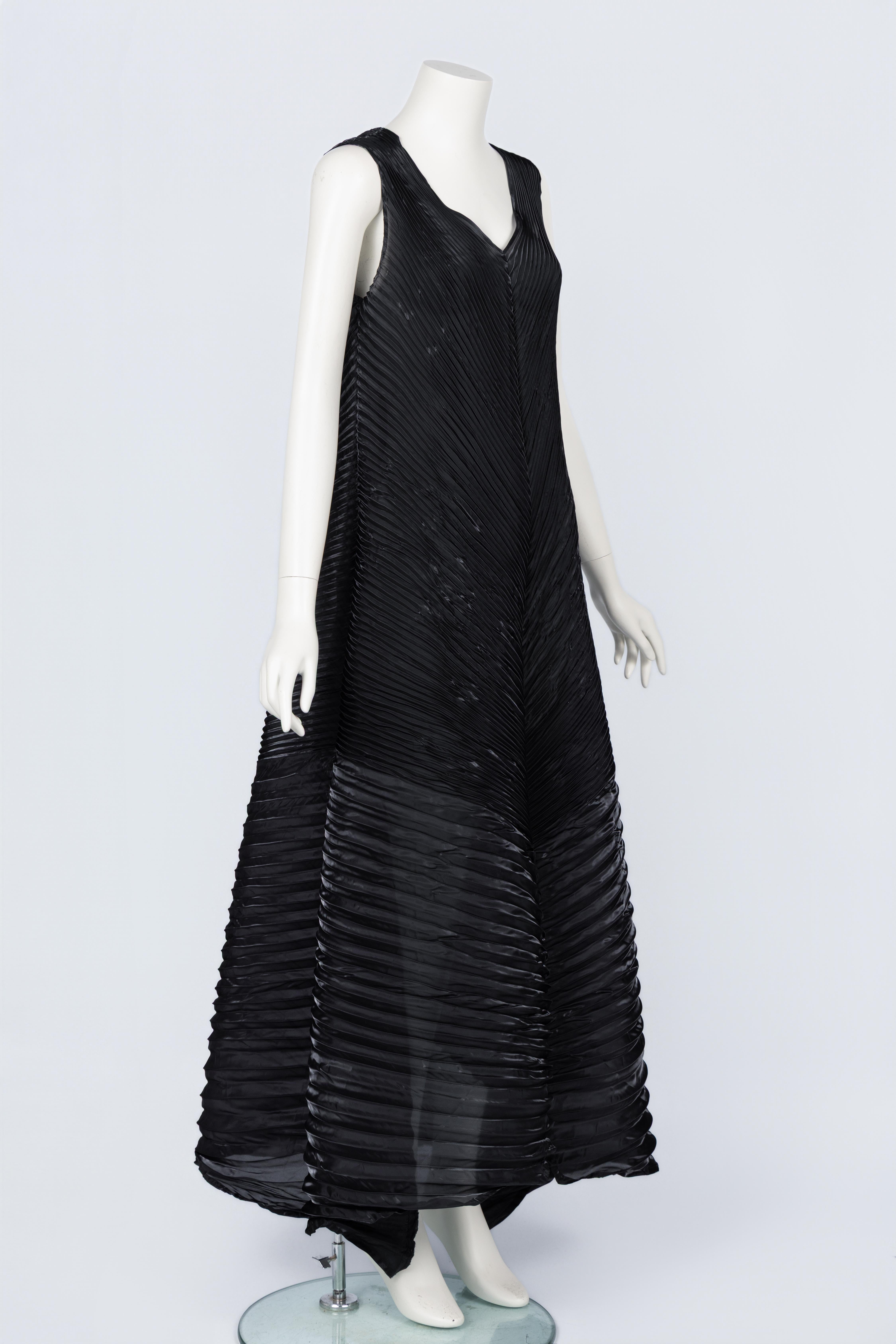 Vintage Issey Miyake Pliegues Esculturales Negro Maxi Vestido Bata en Excelente Estado en Boca Raton, FL