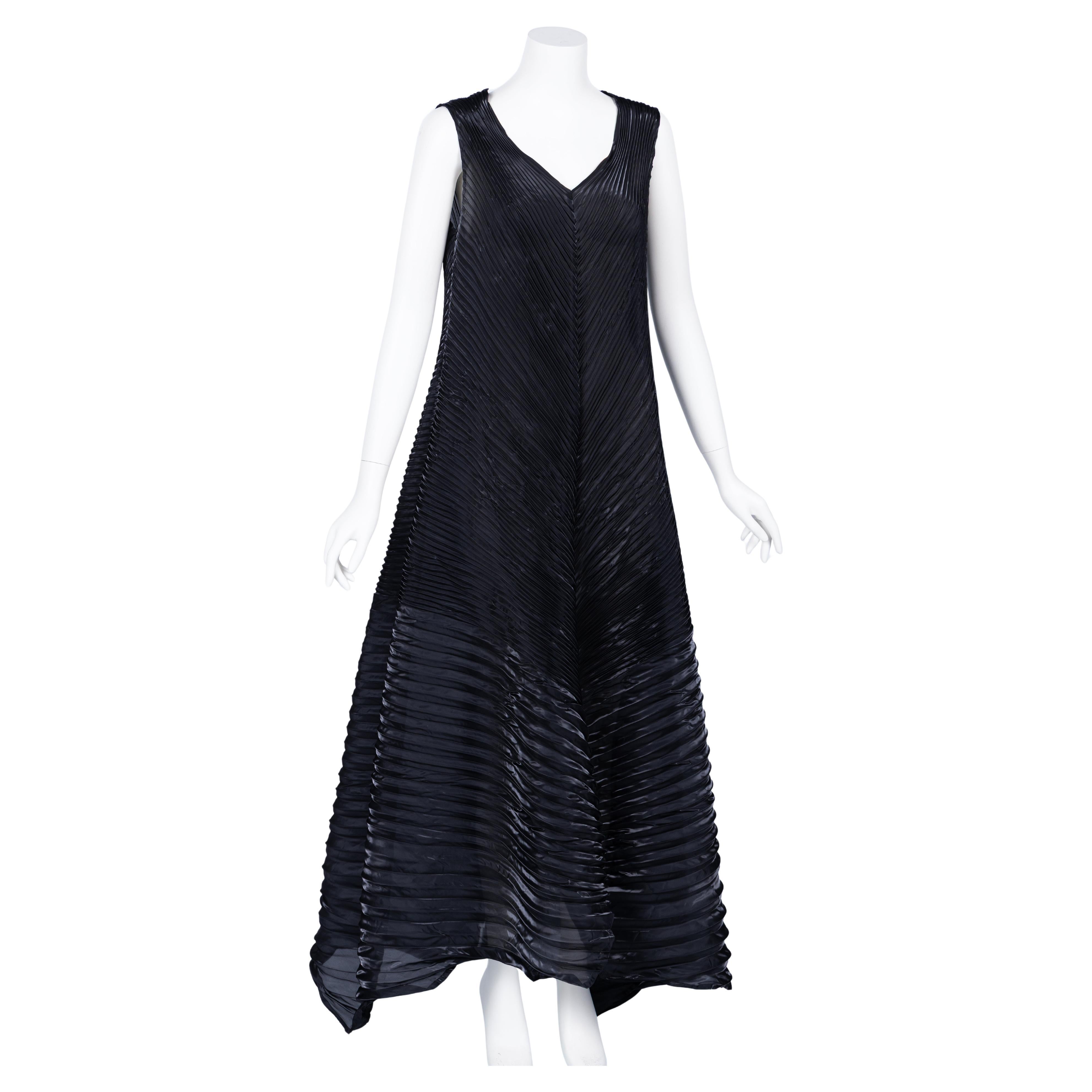 Vintage Issey Miyake, abito a pieghe nero scultoreo e maxi vestito in vendita