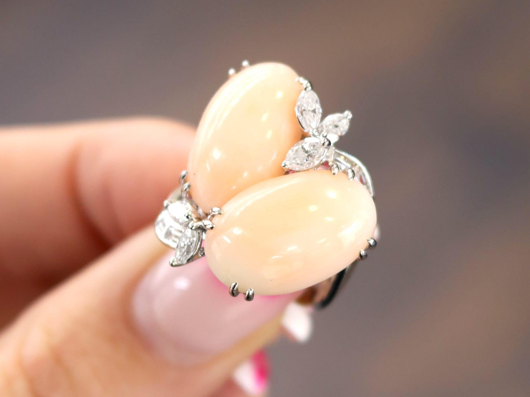 Cabochon Anello d'epoca italiano con corallo rosa da 10,20 carati e diamante da 0,85 carati, in platino in vendita