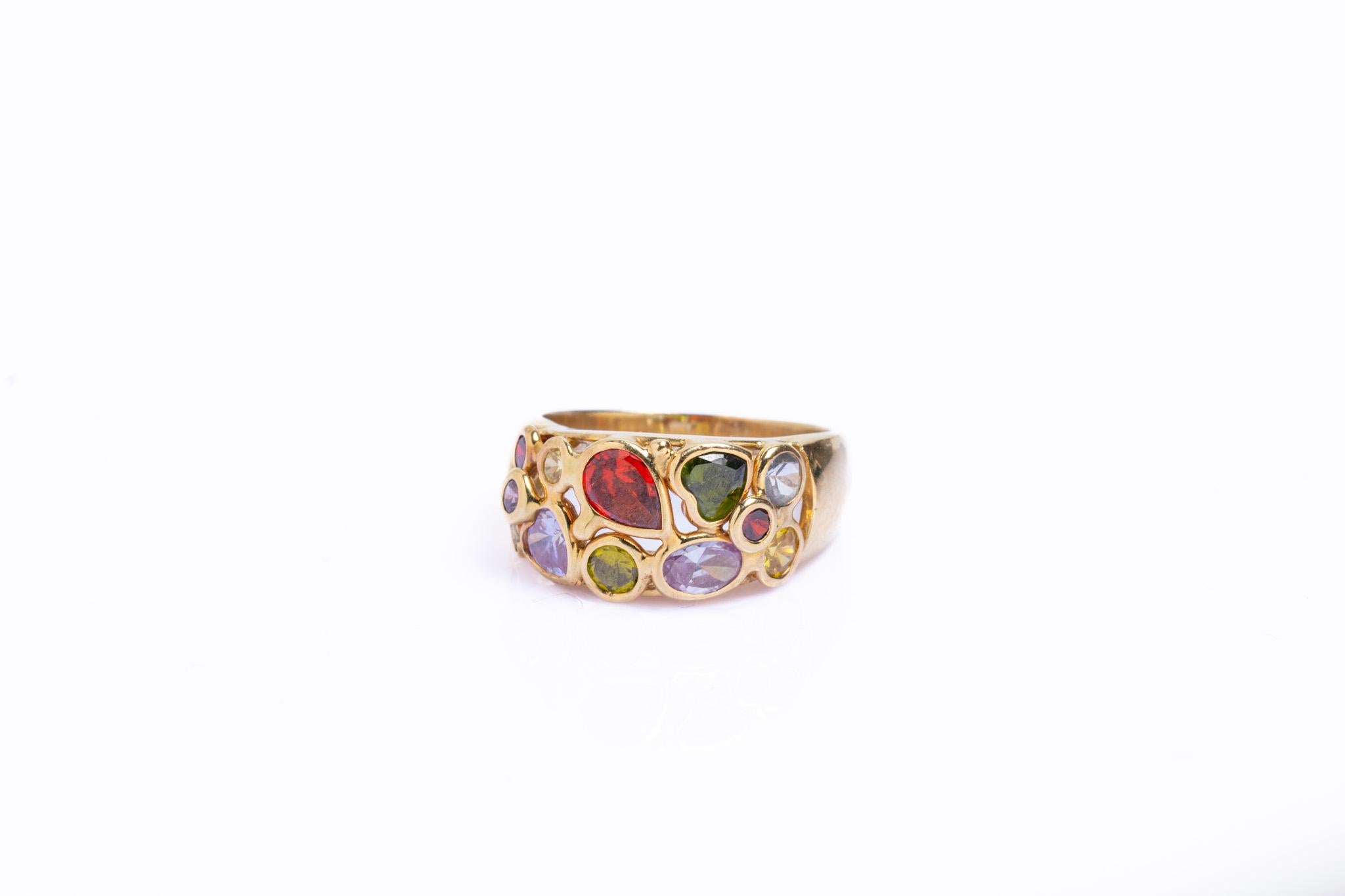 Uno squisito anello bombe vintage italiano realizzato in oro giallo massiccio 14 ct, caratterizzato da un profilo a cupola e da ametiste, topazi, granati, citrini e tormaline riccamente colorate a forma di tondo, cuore e goccia di pioggia. Questo